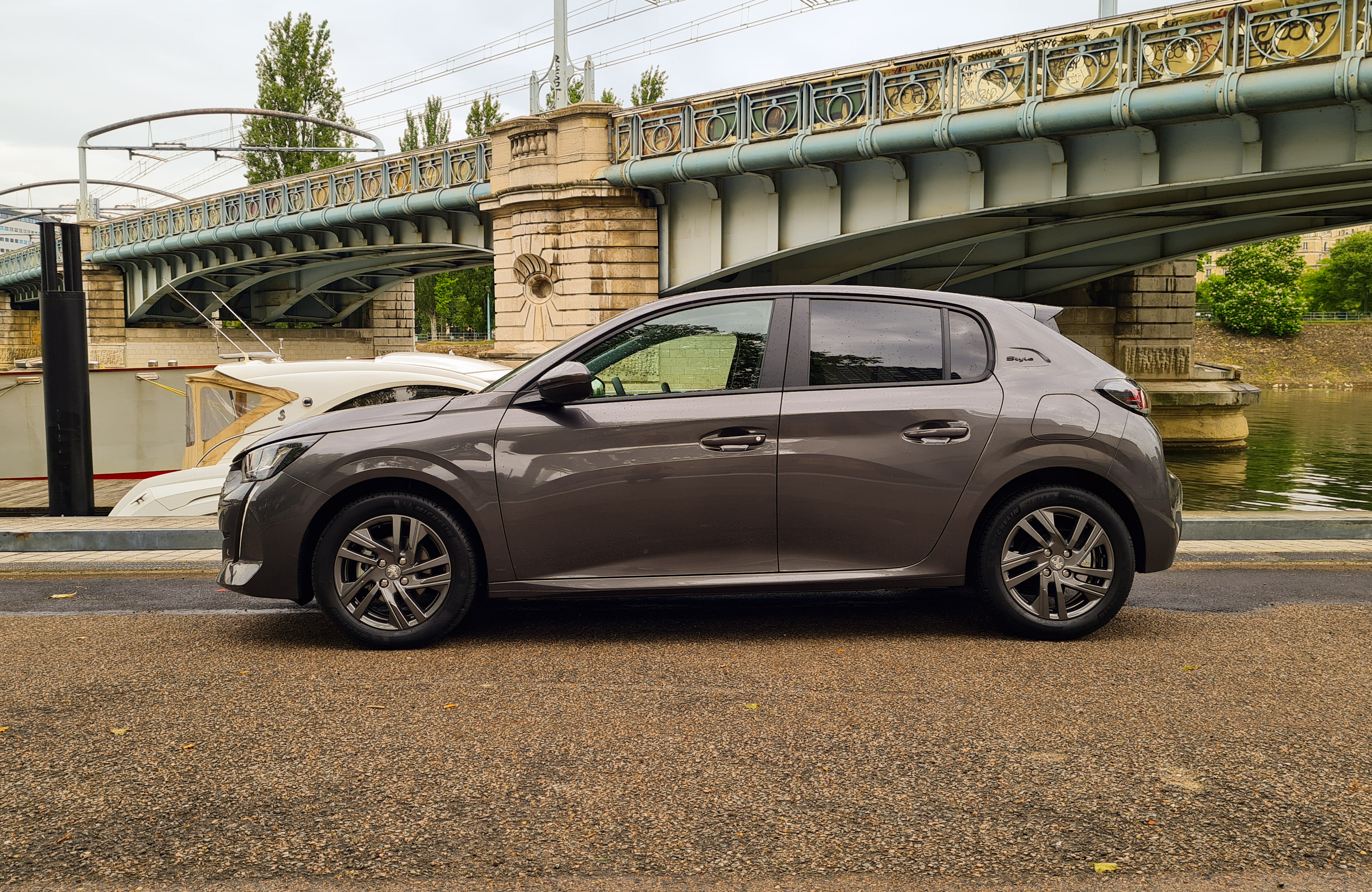 Peugeot 208 Style(FZ517) (Clim, Connectivité smartphone, Camera recul, ...) # avec Climatisation