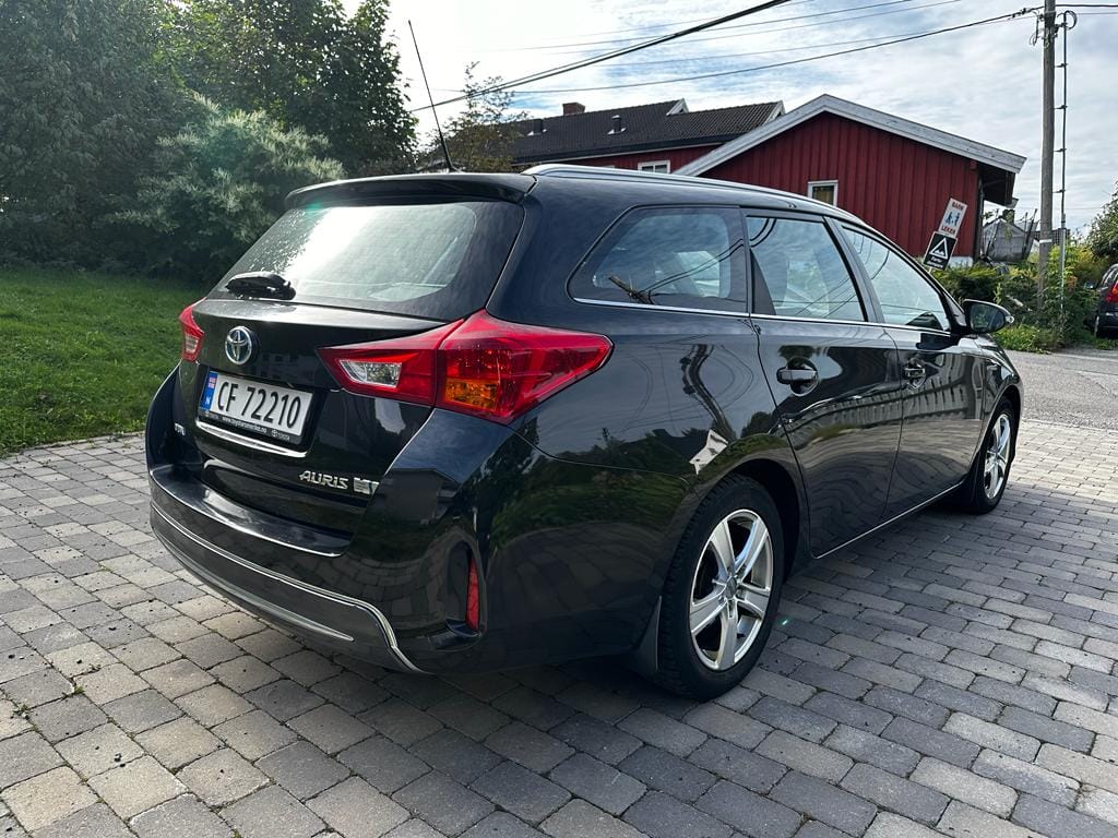 Toyota Auris Touring Sports 1,8 Bensin, Automat, perfekt for korte og lange kjøreturer. mit Navigationsgerät