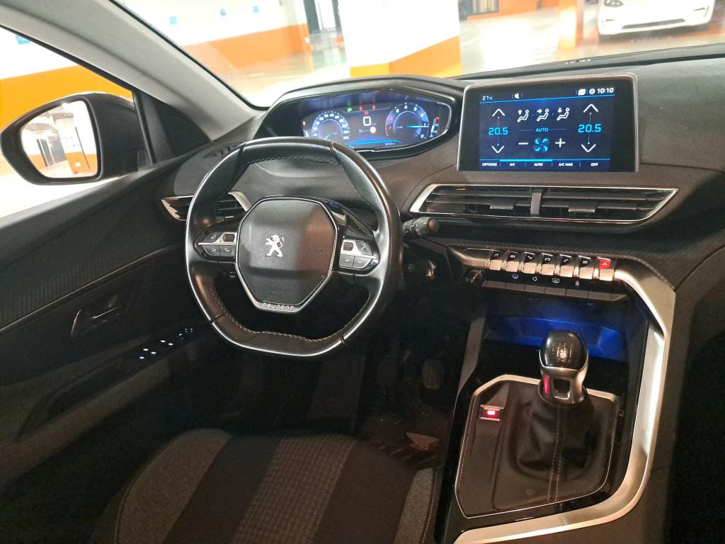 Peugeot 5008 avec GPS