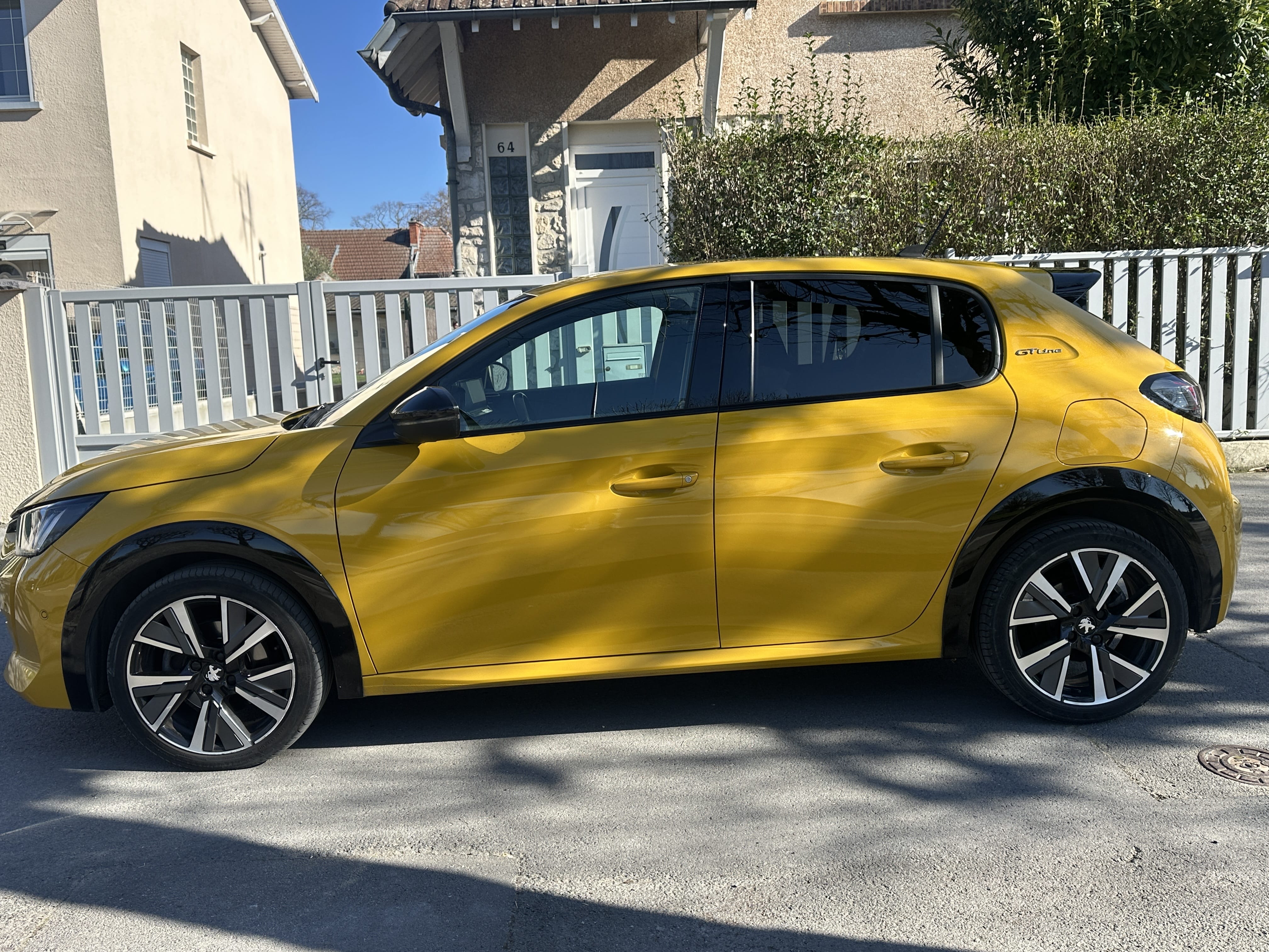 Peugeot 208 avec Apple CarPlay