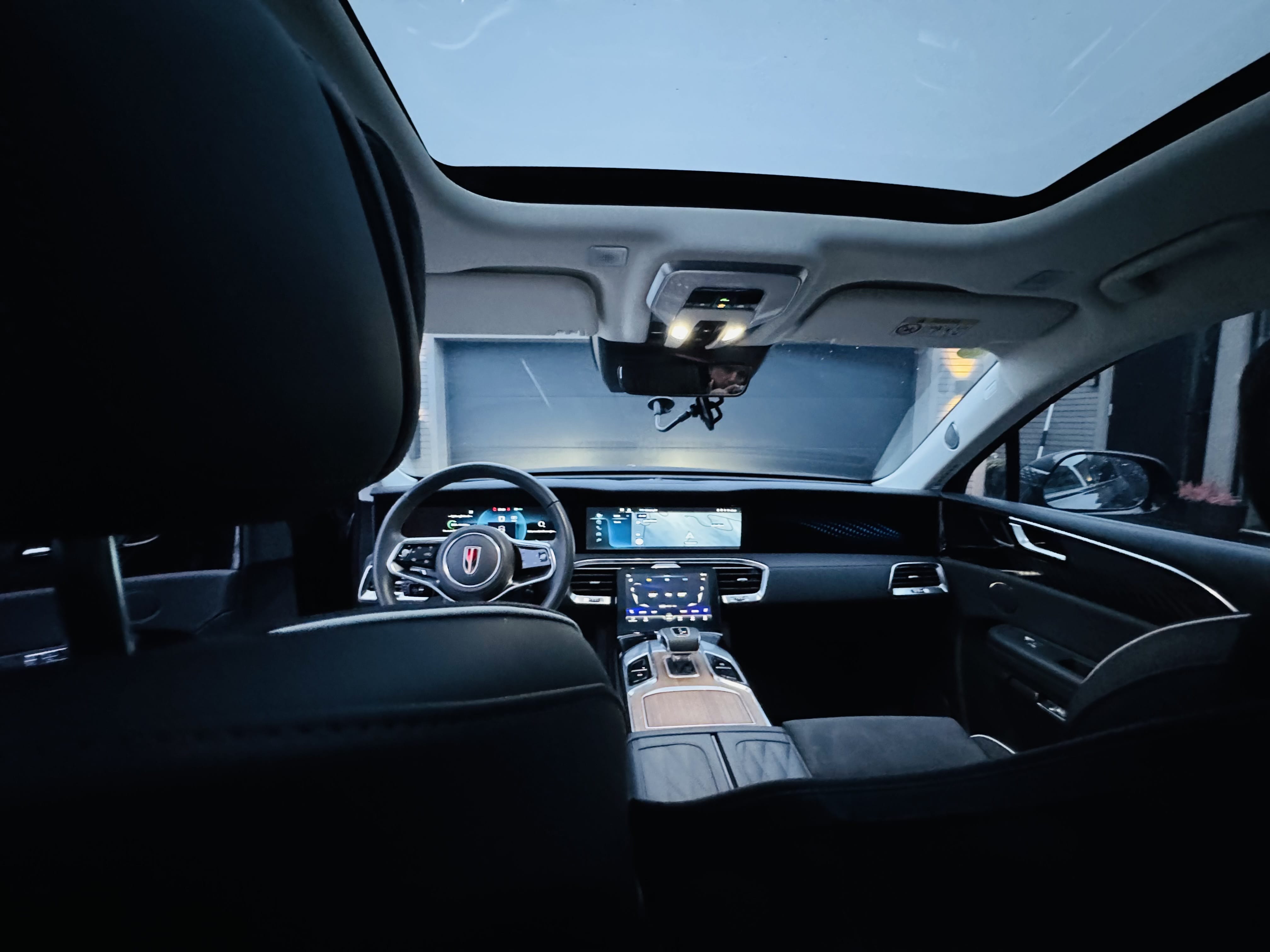 Hongqi E-HS9 with Cruise control