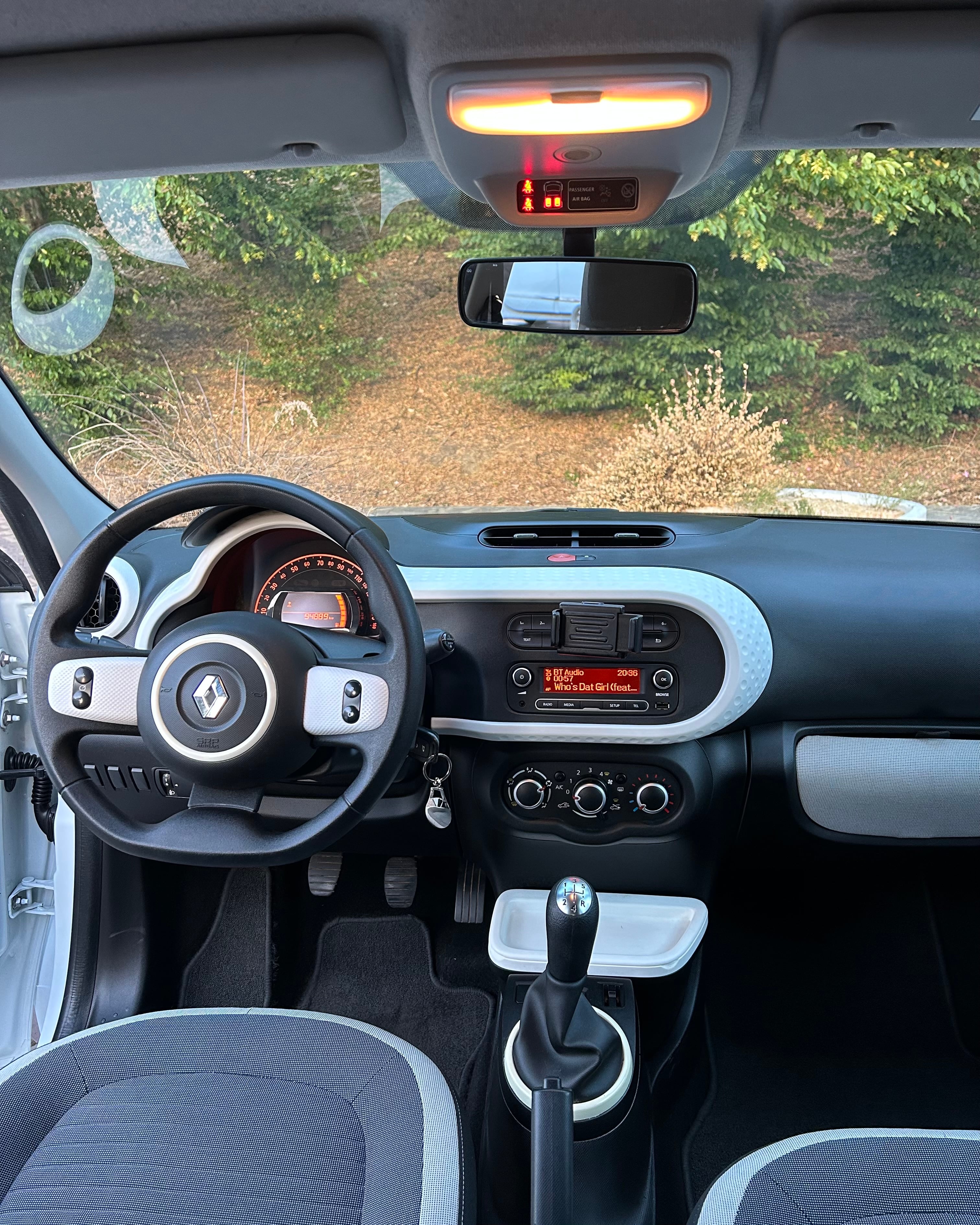 Renault Twingo III (Blanche avec bluetooth et radars de recul) avec Port USB