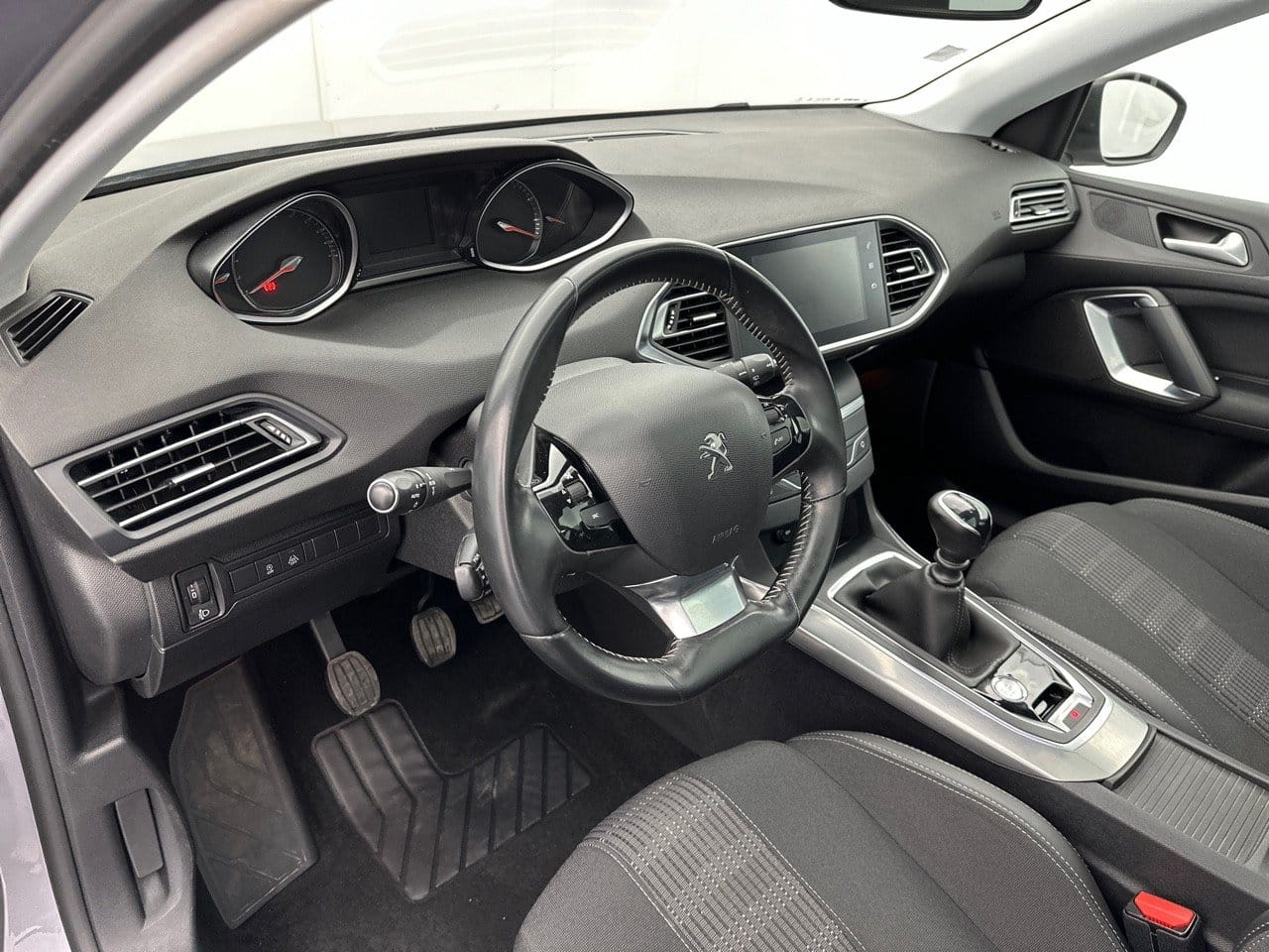 Peugeot 308 SW PEUGEOT 308 II SW 1.2 PURETECH 130 CH ALLURE avec Entrée audio / iPod