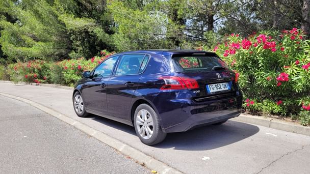 Peugeot 308 Juste en face de l'entrée départ l’aéroport de Montpellier avec Climatisation