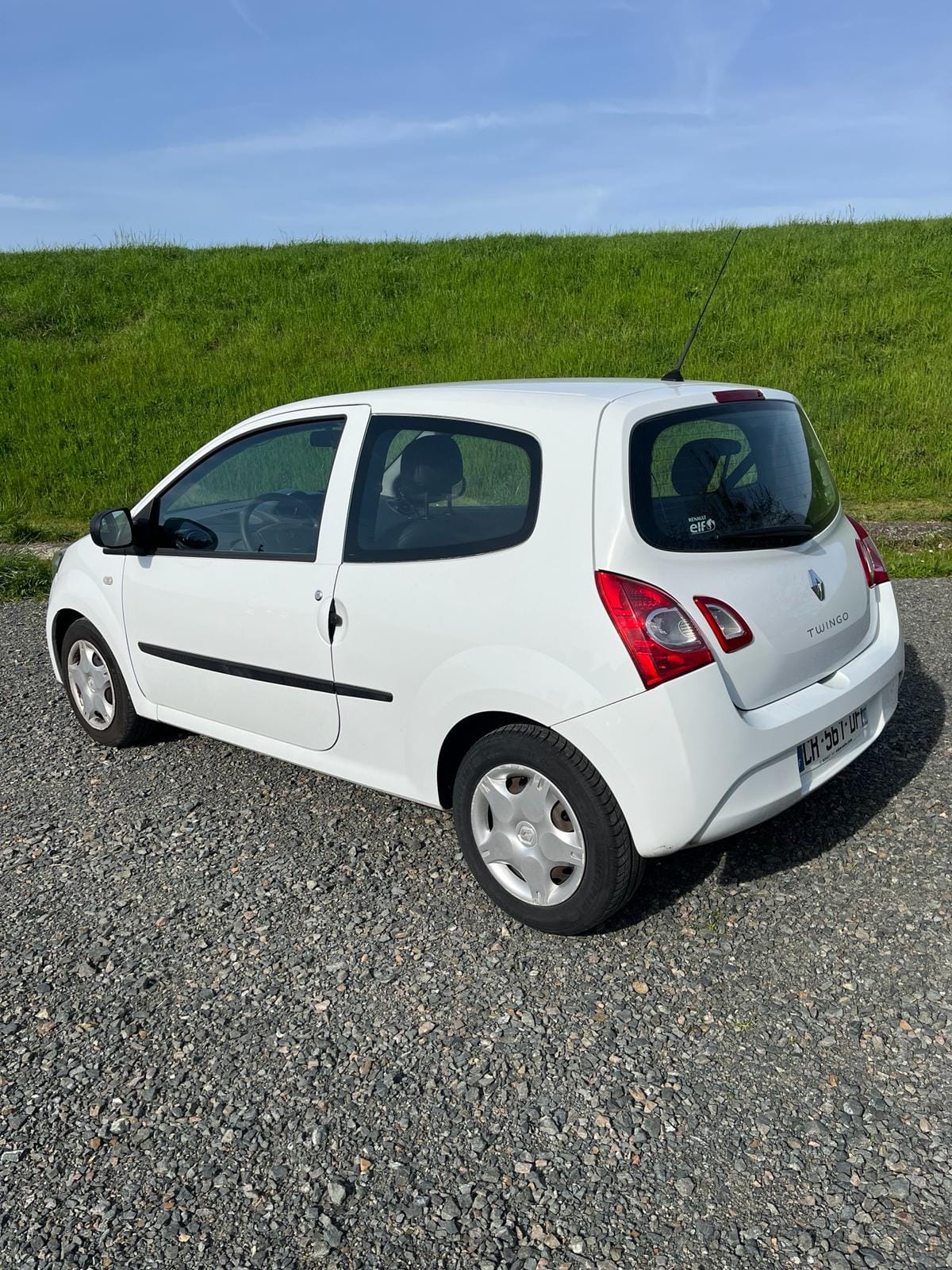 Renault Twingo II Phase 2 blanche avec Audio Bluetooth