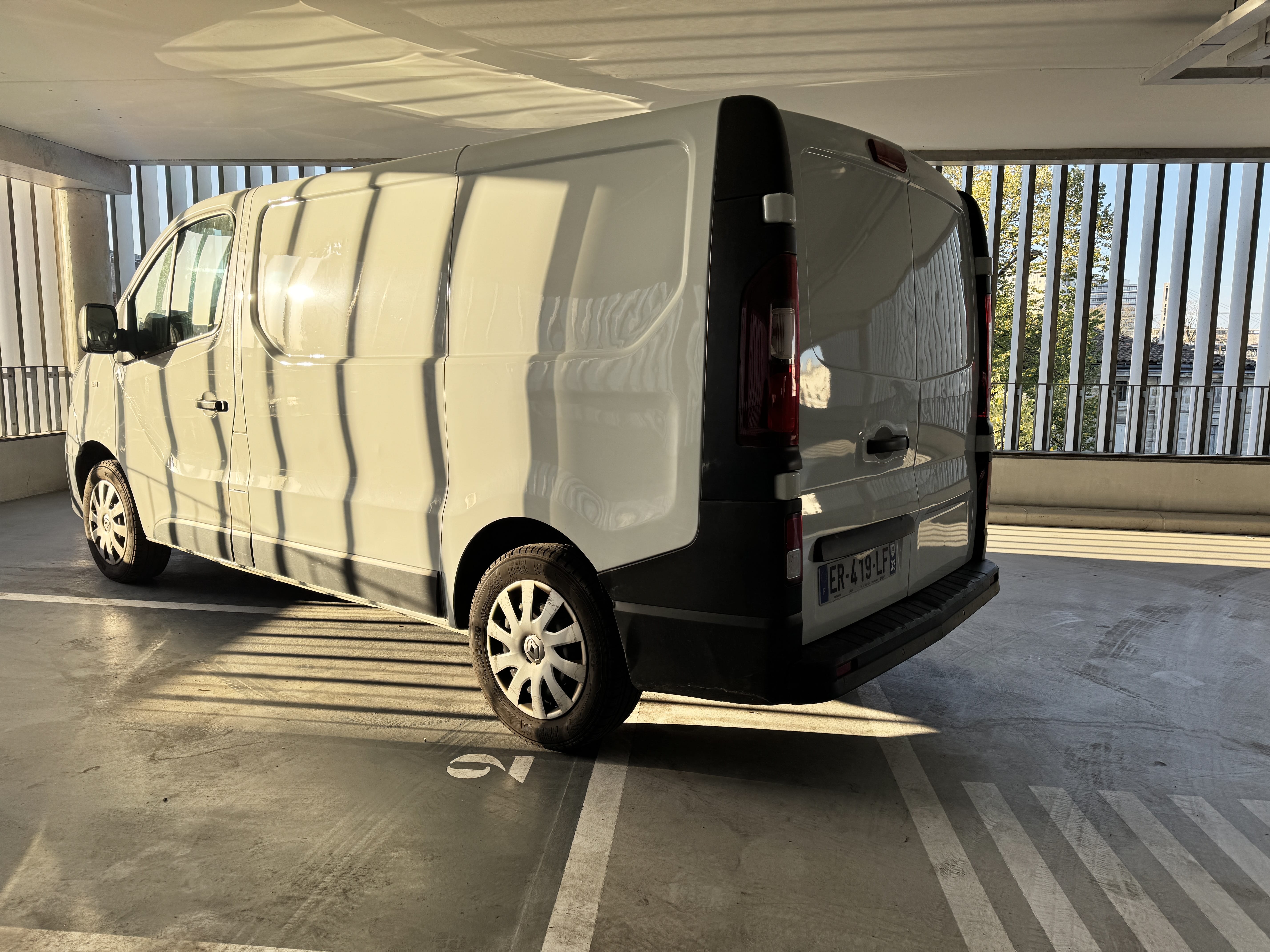Renault Trafic  à louer Quartier Saint Jean  – Idéal pour vos déménagements et transports volumineux ! avec Climatisation
