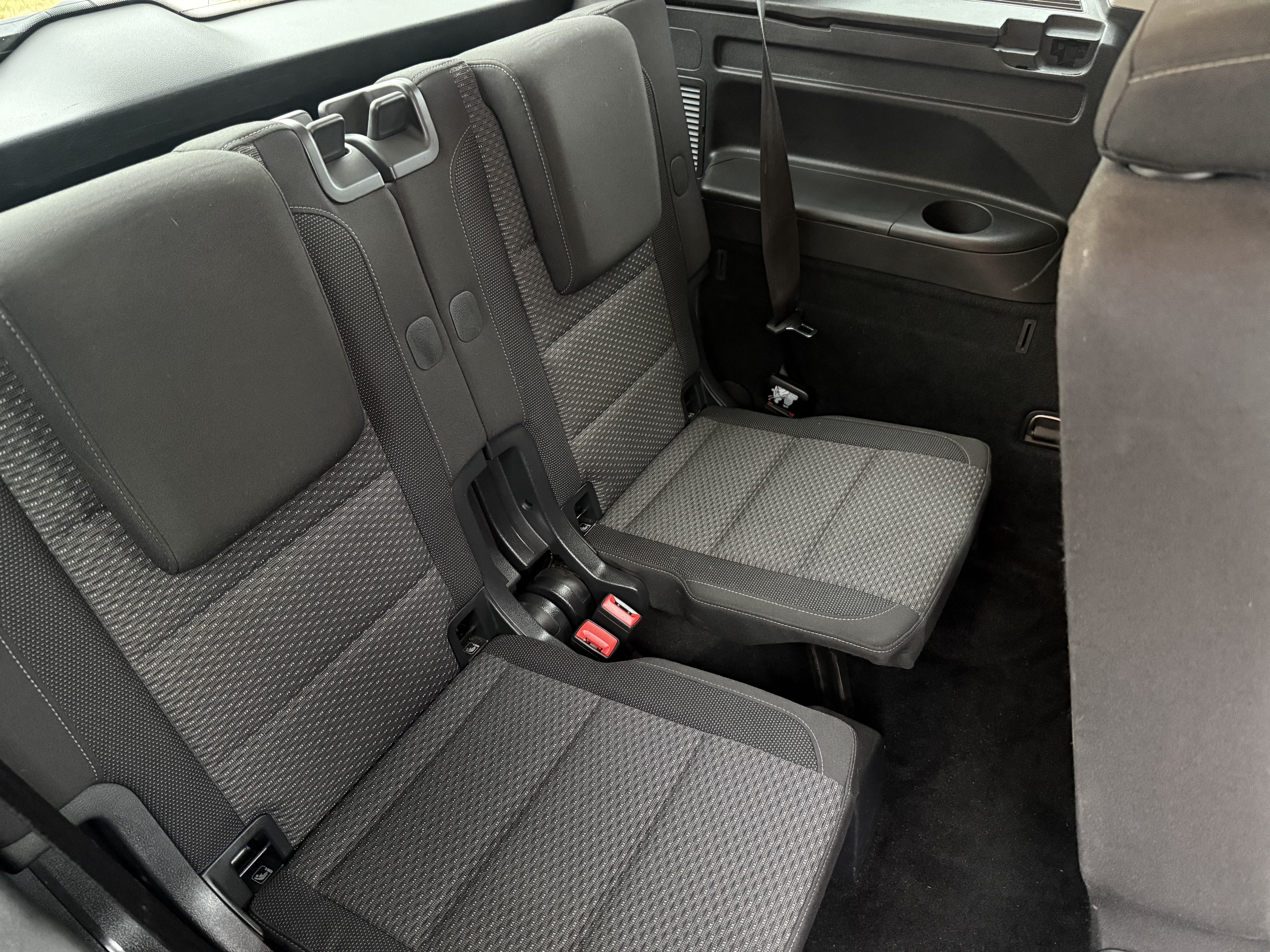 Volkswagen Touran Diesel 7 Places / Caméra (pneus 4 saisons / vignette suisse 2025)