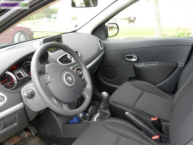 Renault Clio (CD475RK) avec Pneus neige