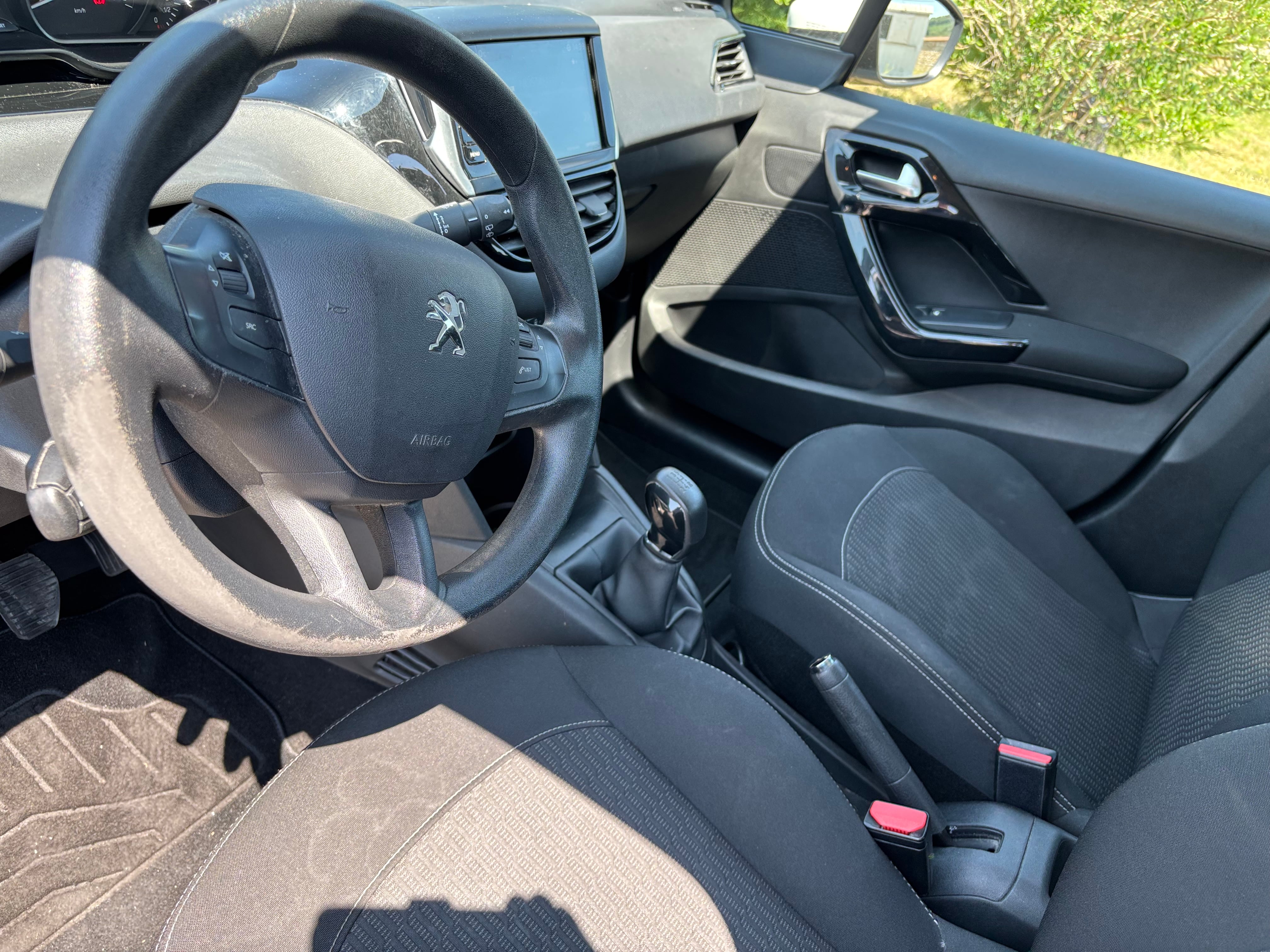 Peugeot 208 1,2 83 cv avec Autoradio