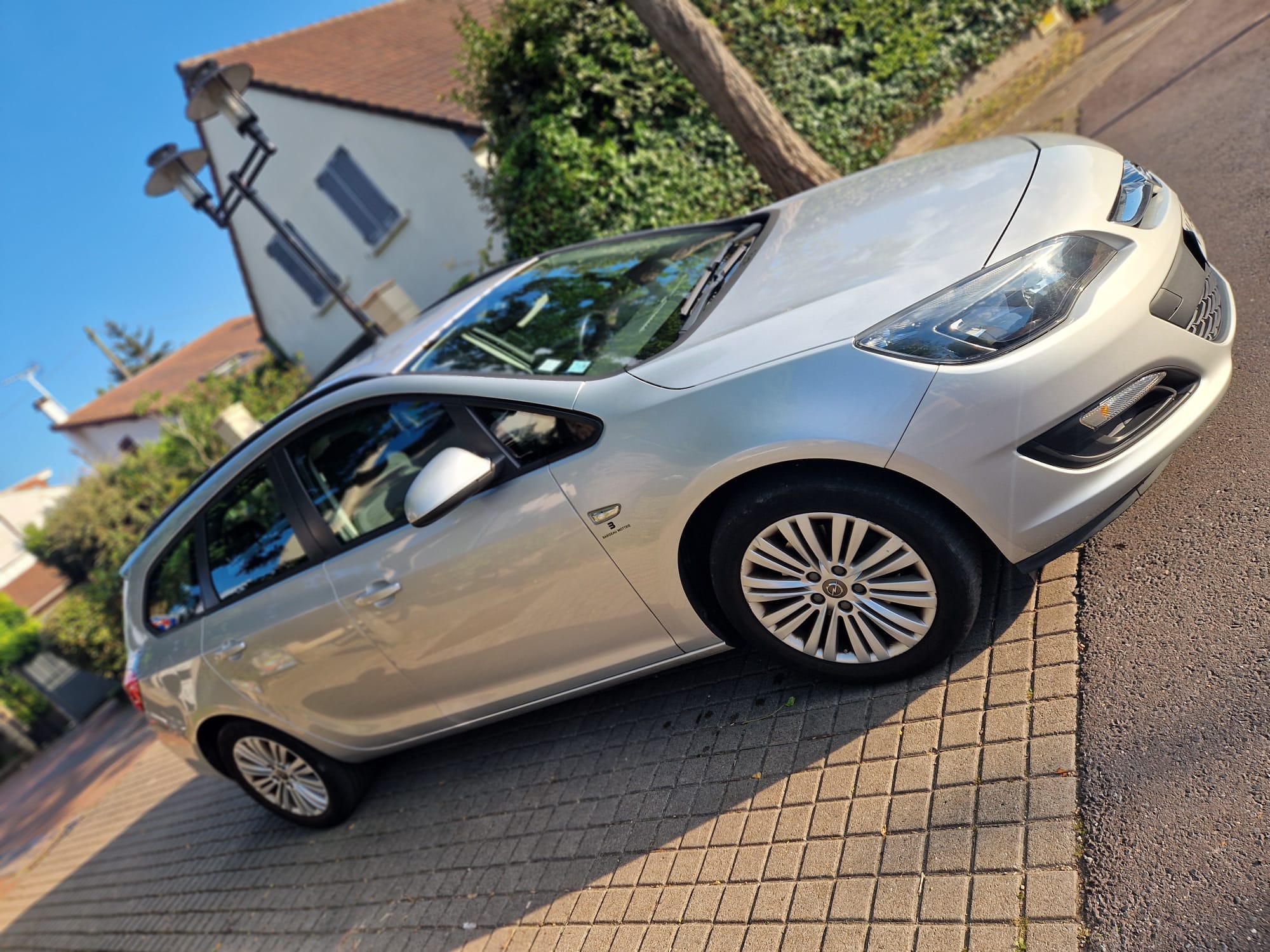 Opel Astra Sports Tourer avec GPS