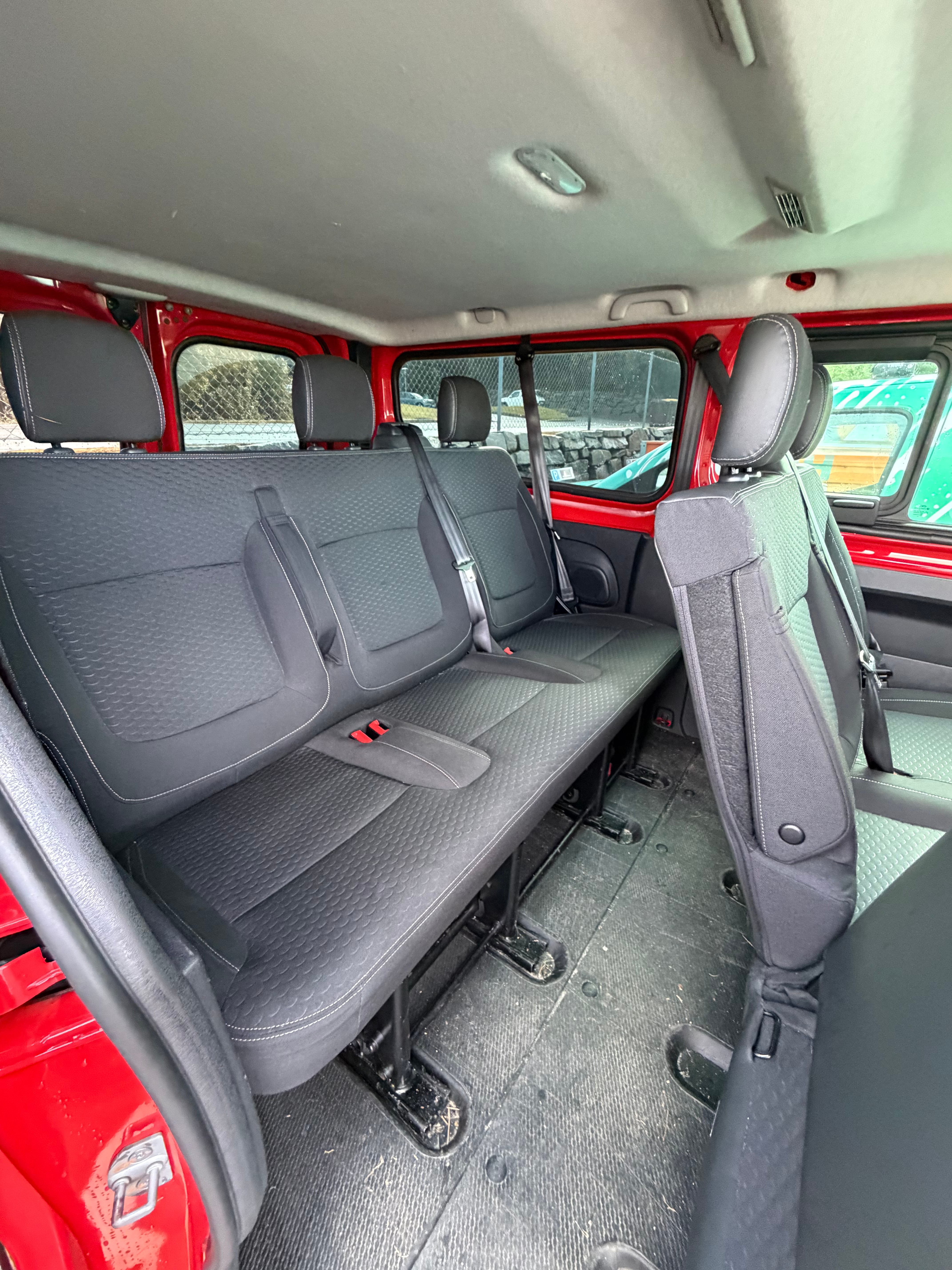 Opel Vivaro Minibuss med USB ladeuttak