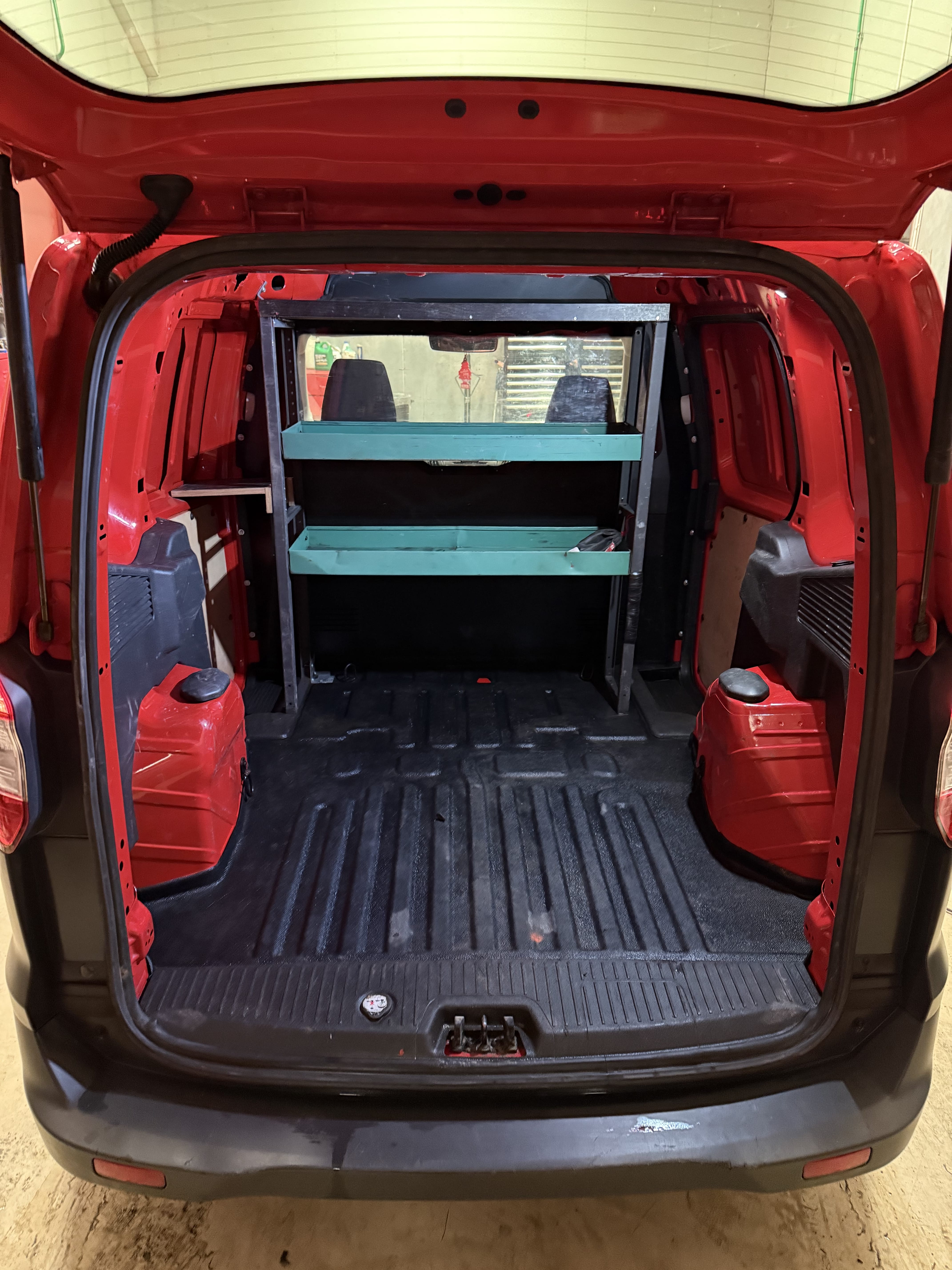 Ford Transit Courier Varebil med Bluetooth audio