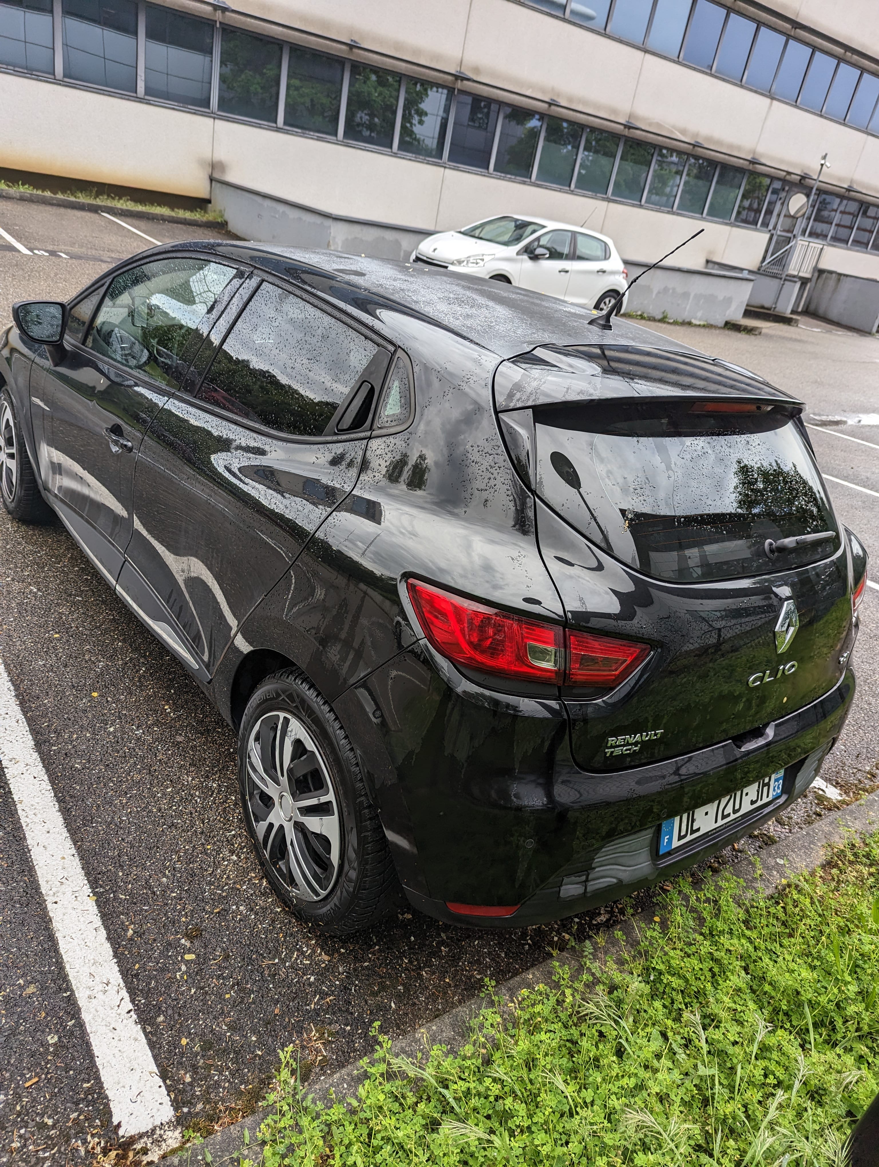 Renault Clio IV Noire, équipée de Barre de toit avec Climatisation
