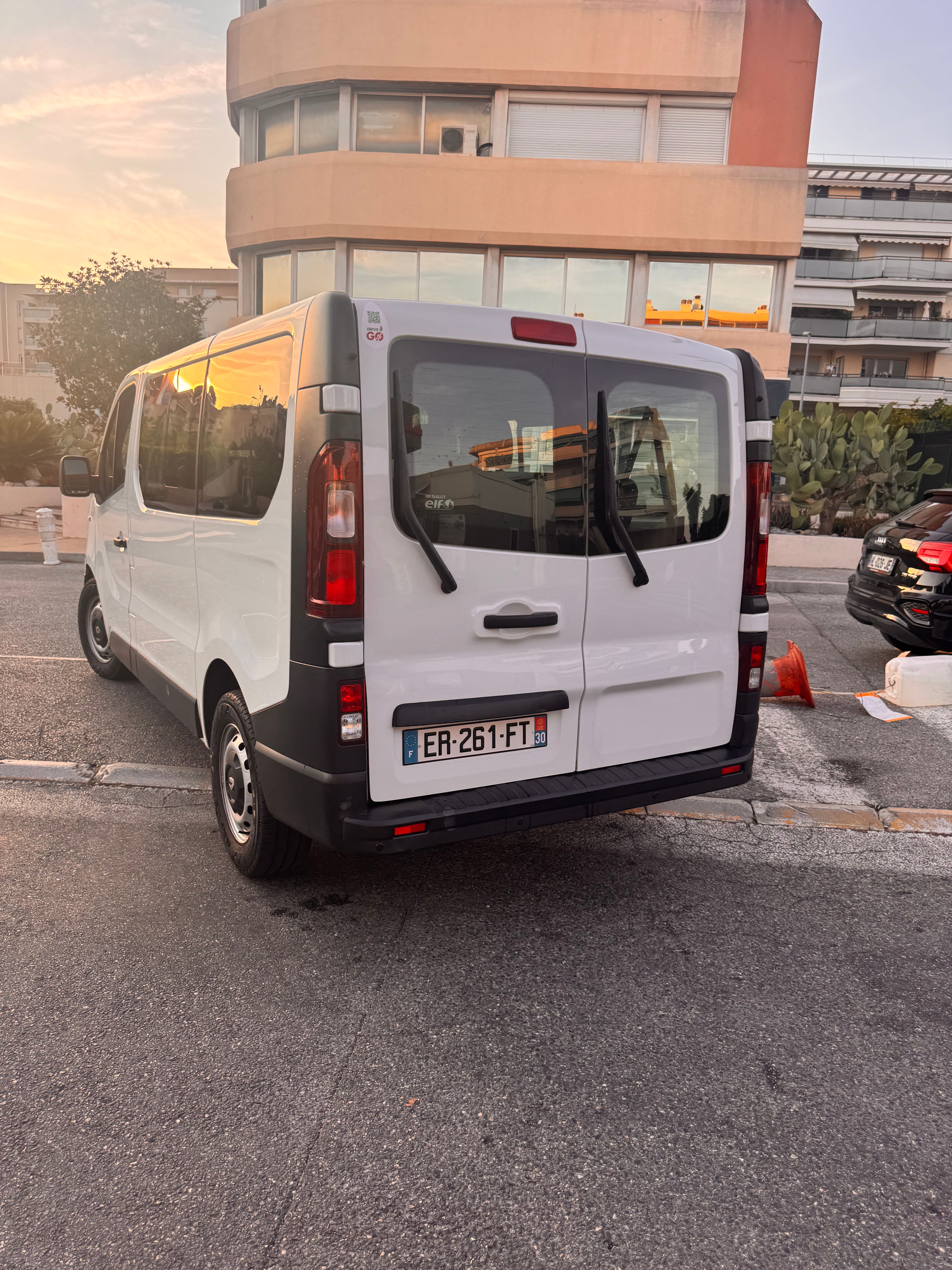 Renault Trafic Passenger with Backup camera