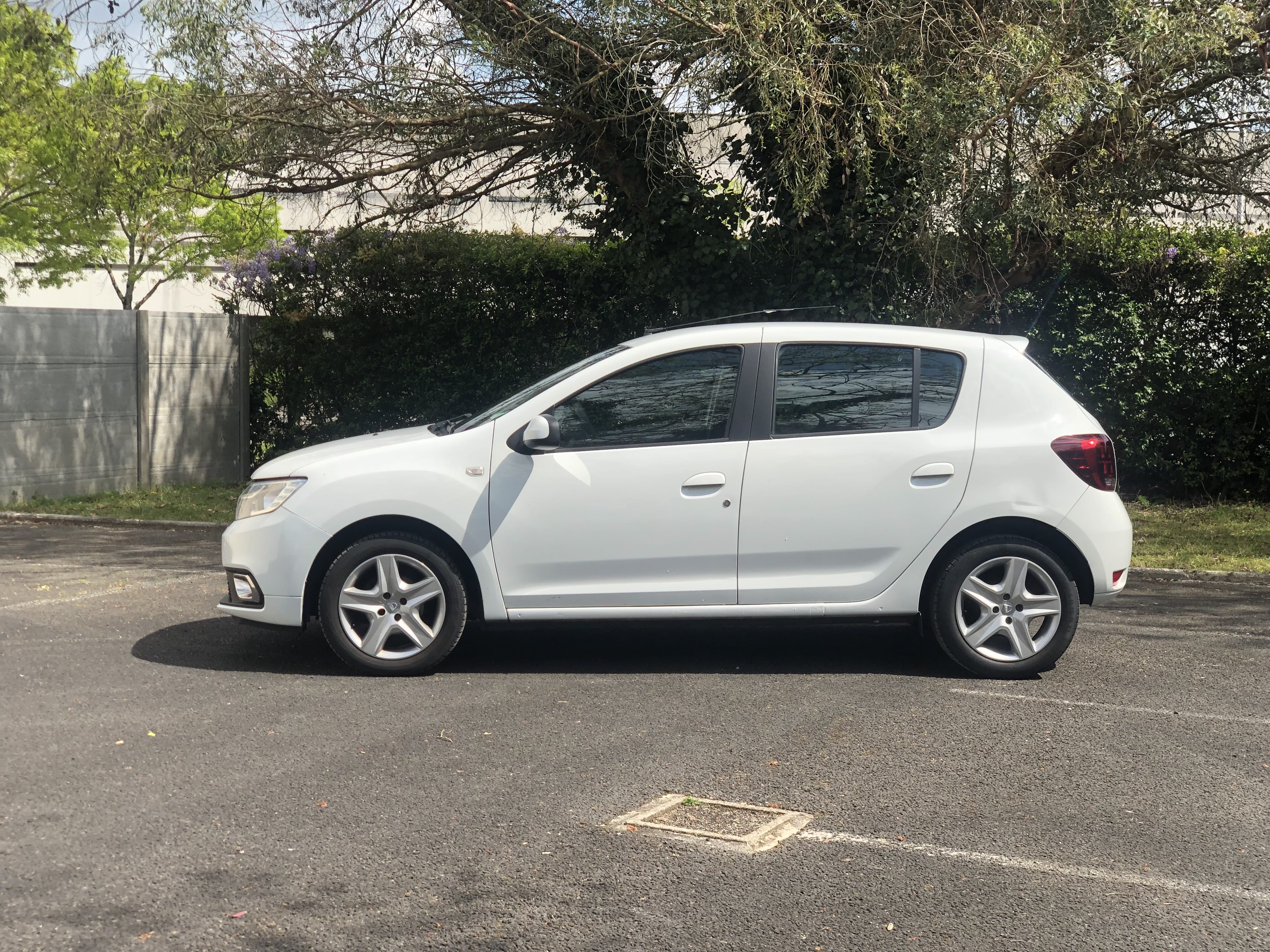 Dacia Sandero  Louez la Dacia Sandero – Spacieuse, Confortable et Économique ! avec Climatisation