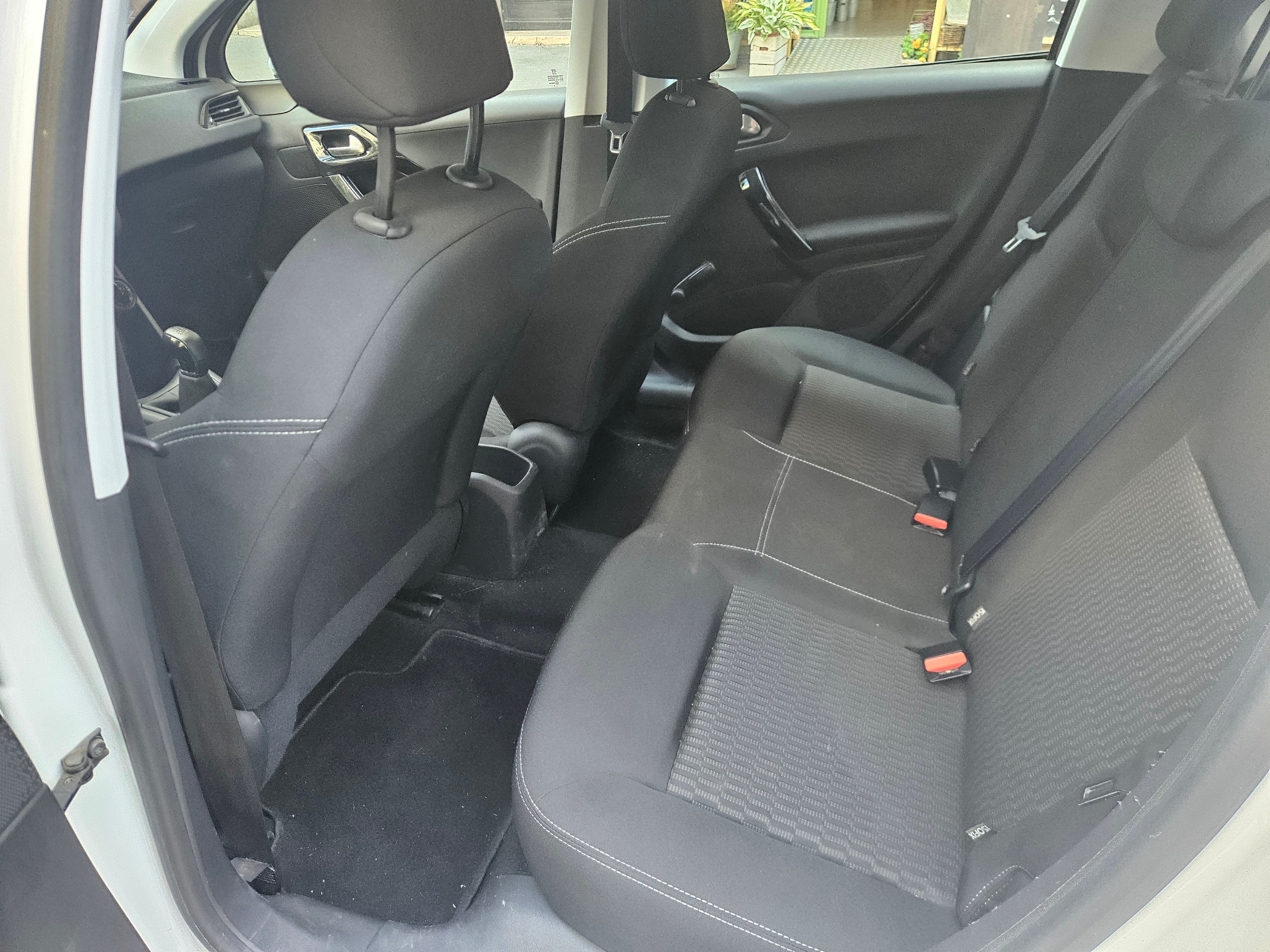Peugeot 208 Phase II with Apple CarPlay