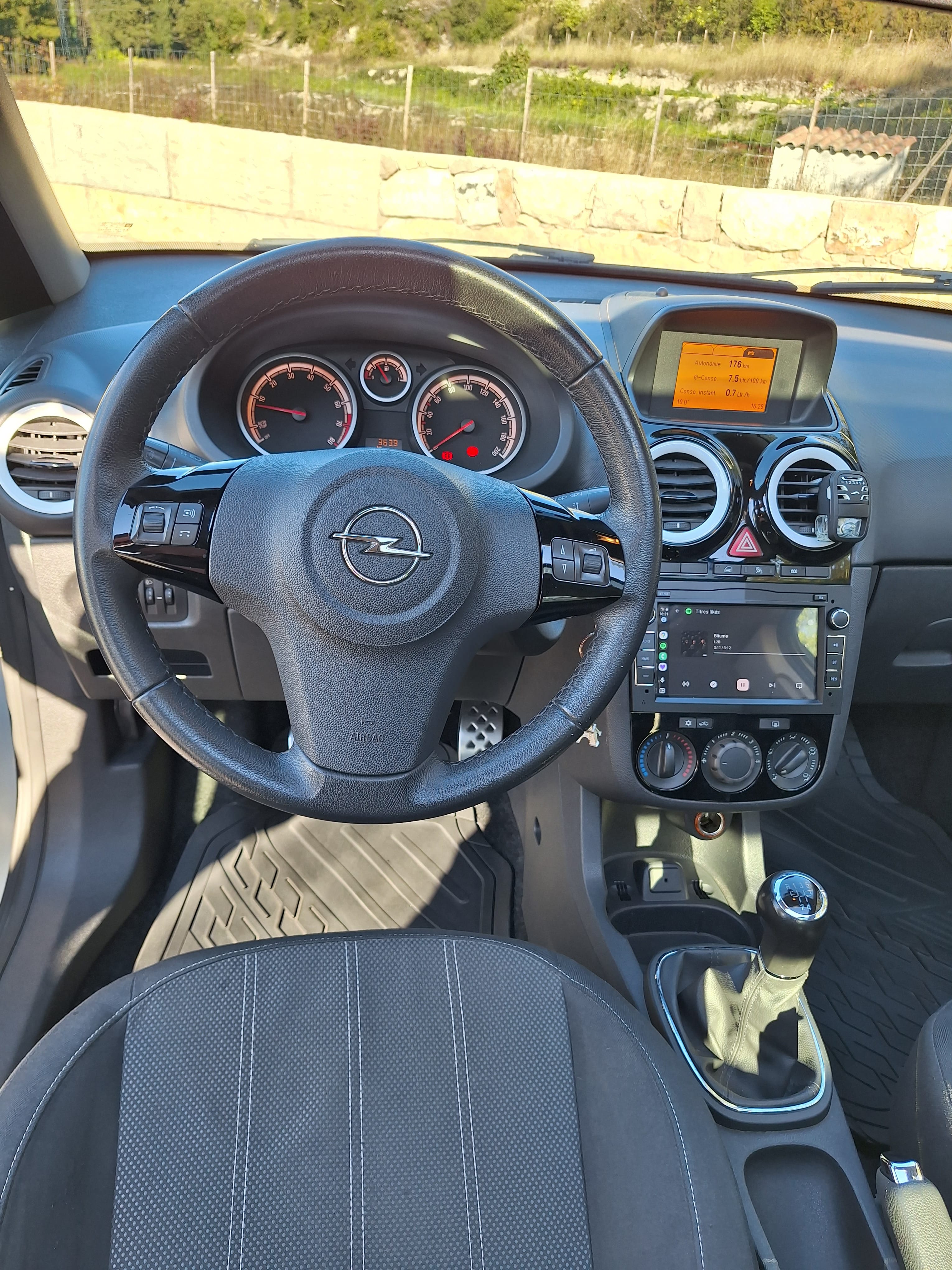 Opel Corsa 1.0 120 with Apple CarPlay