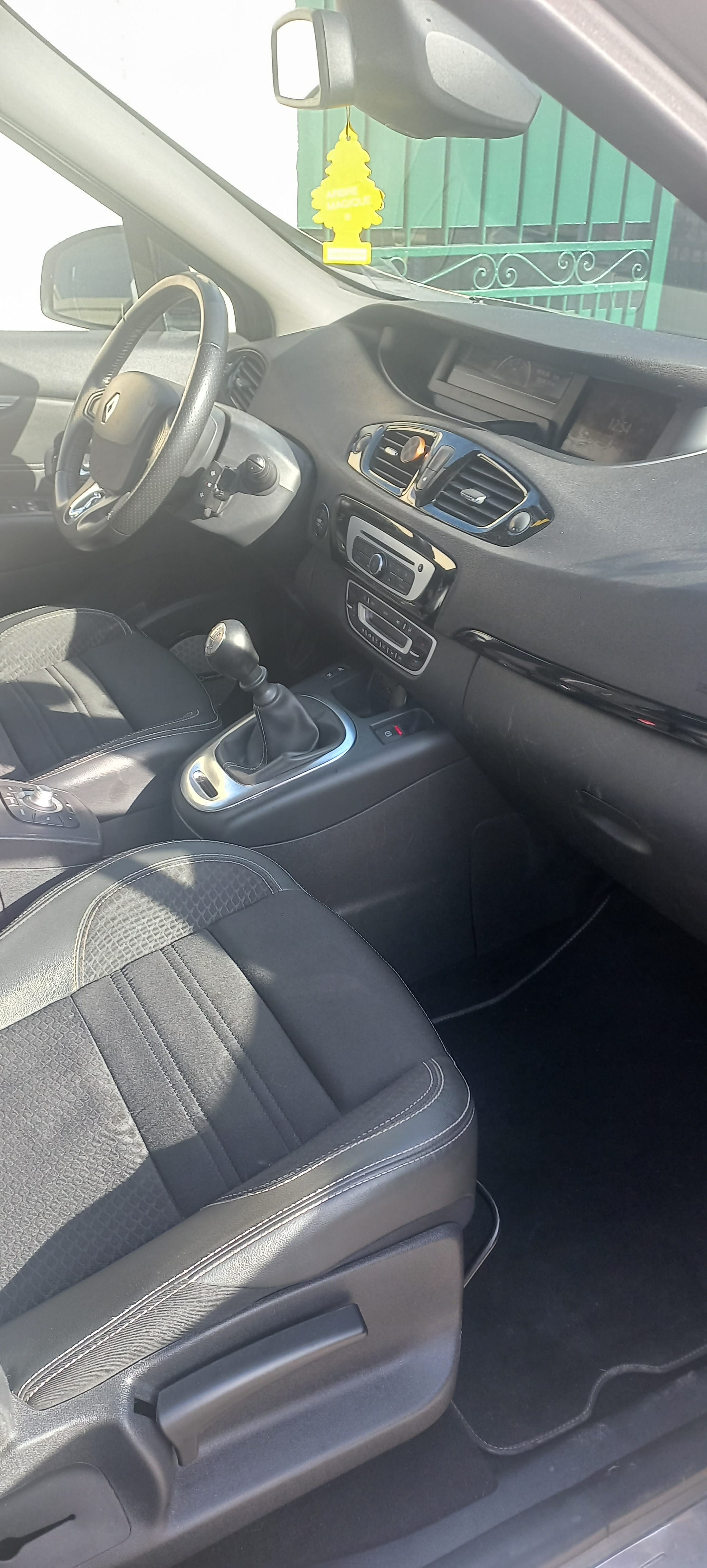 Renault Scenic 1.5 DCI 110 CV bose met GPS