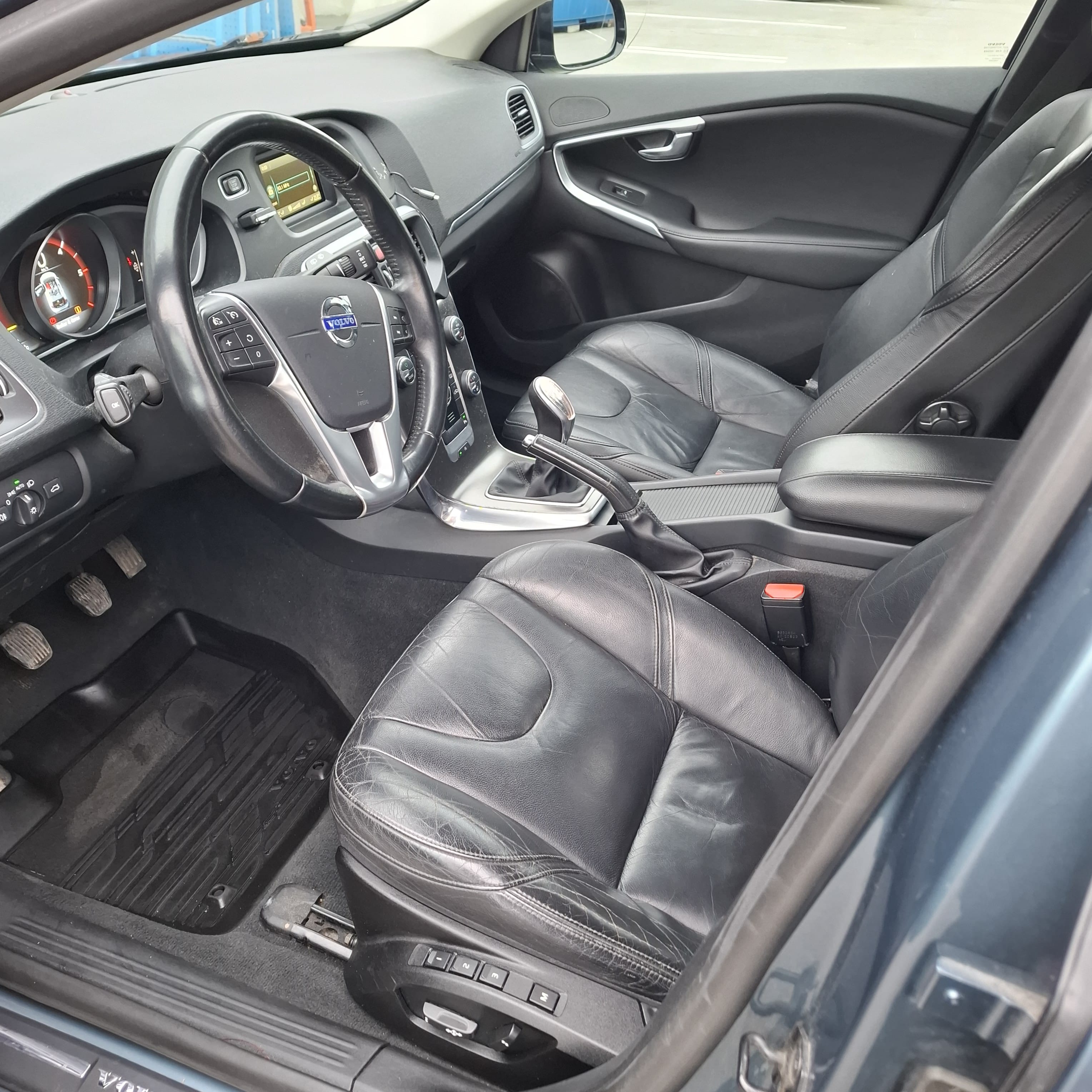 Volvo V40 with Baby seat
