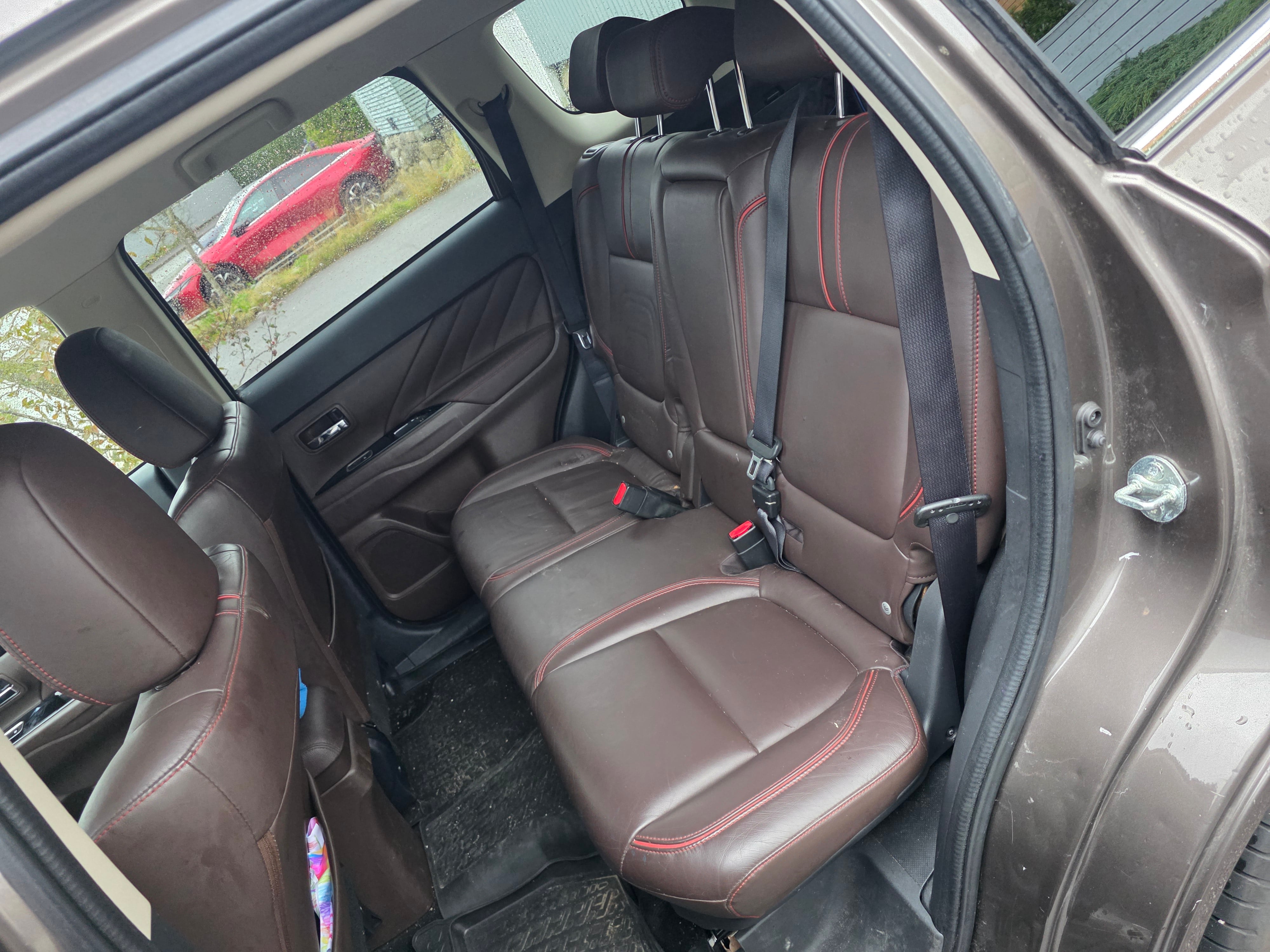 Mitsubishi Outlander PHEV SEL med Bluetooth audio
