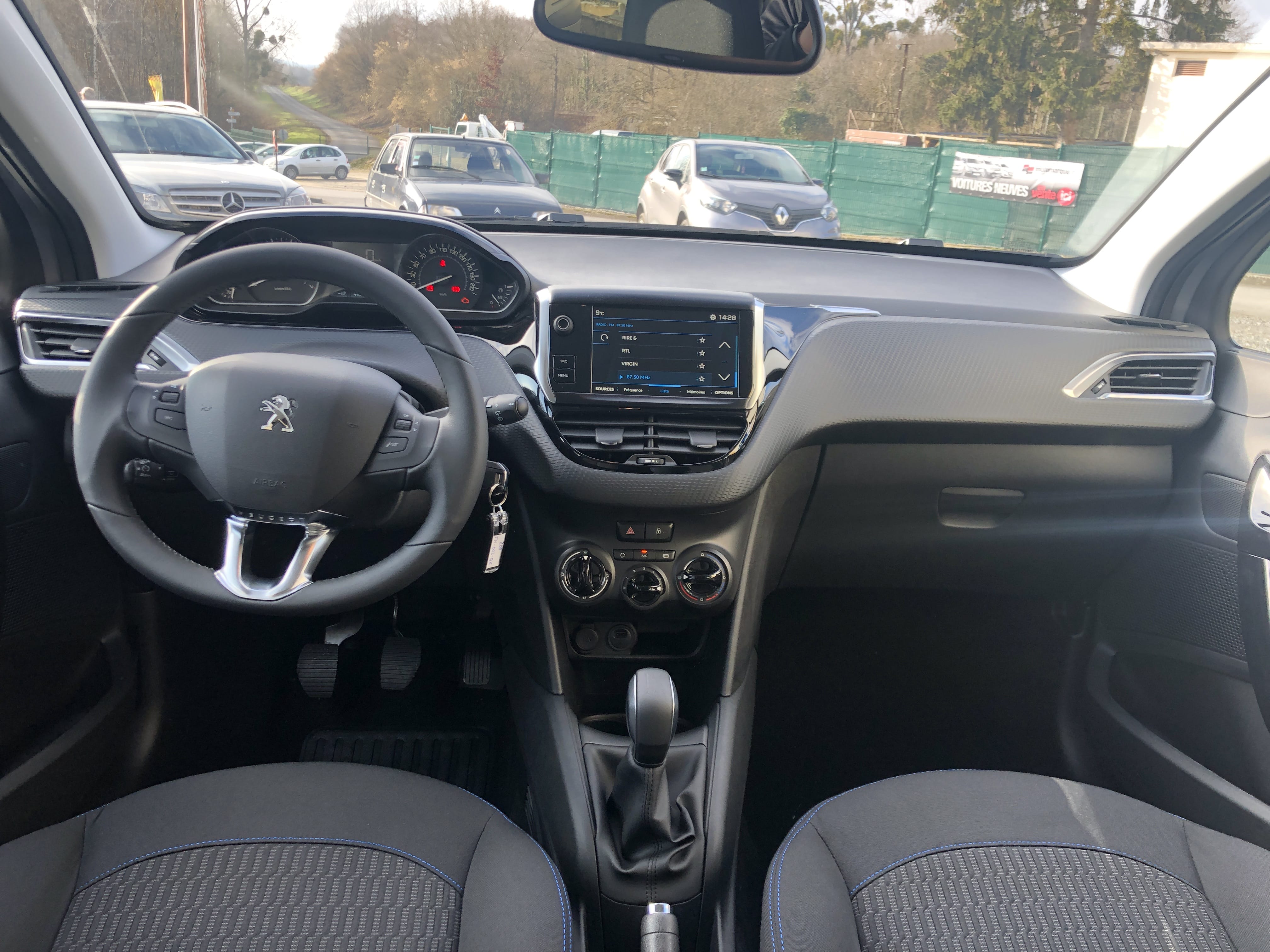 Peugeot 208  Ess 82cv FM938QD avec Siège bébé