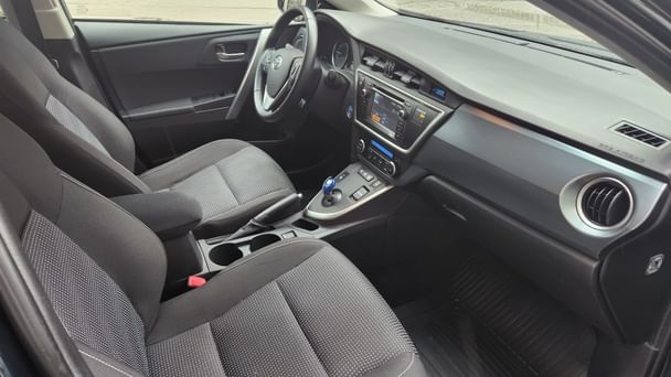 Toyota Auris Touring Sports 1,8 stasjonsvogn, Bensin, Automat, perfekt for korte og lange kjøreturer. med Vinterdekk