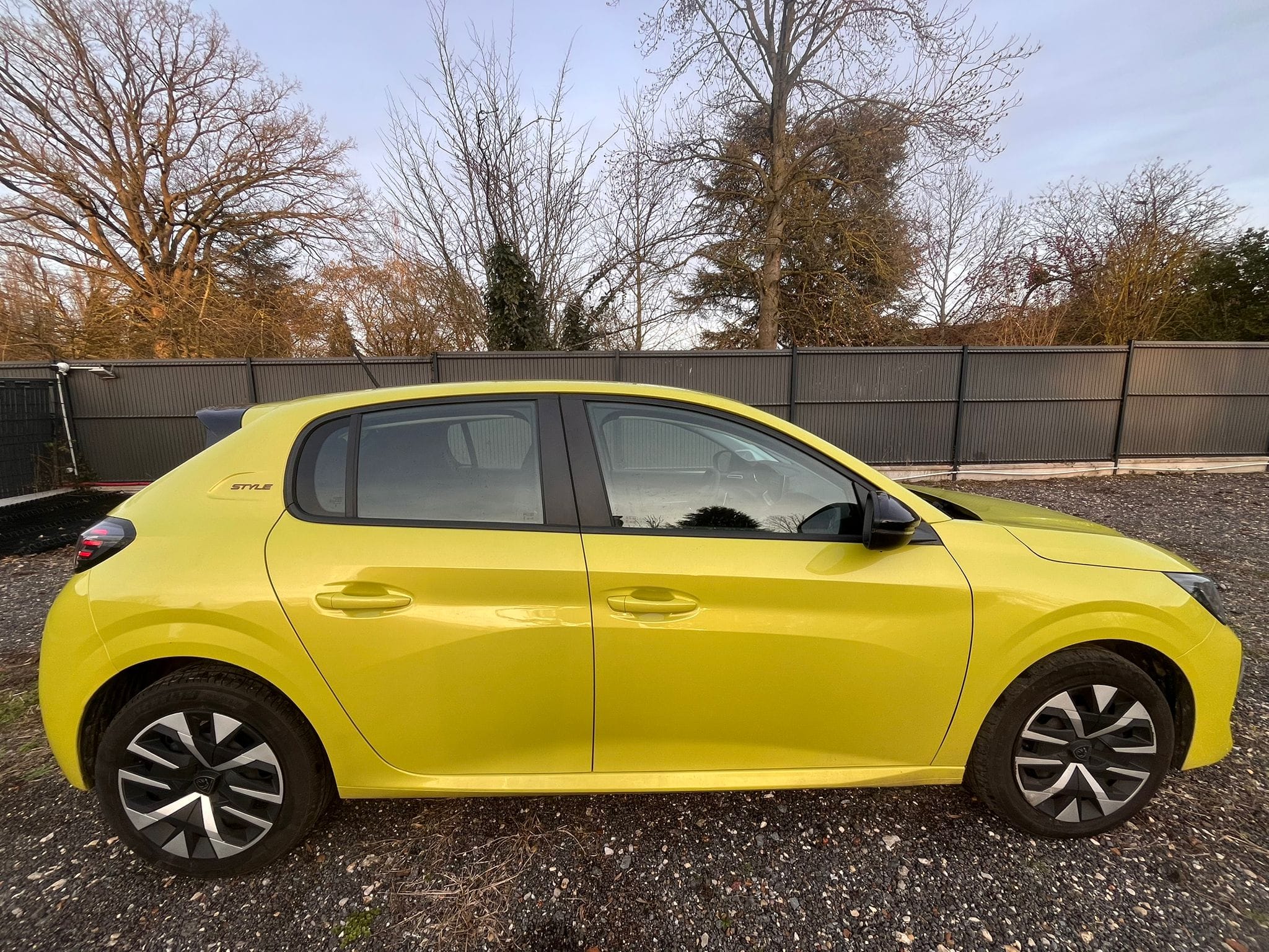 Peugeot 208, 2025, Essence 95 / Électrique (hybride), automatique