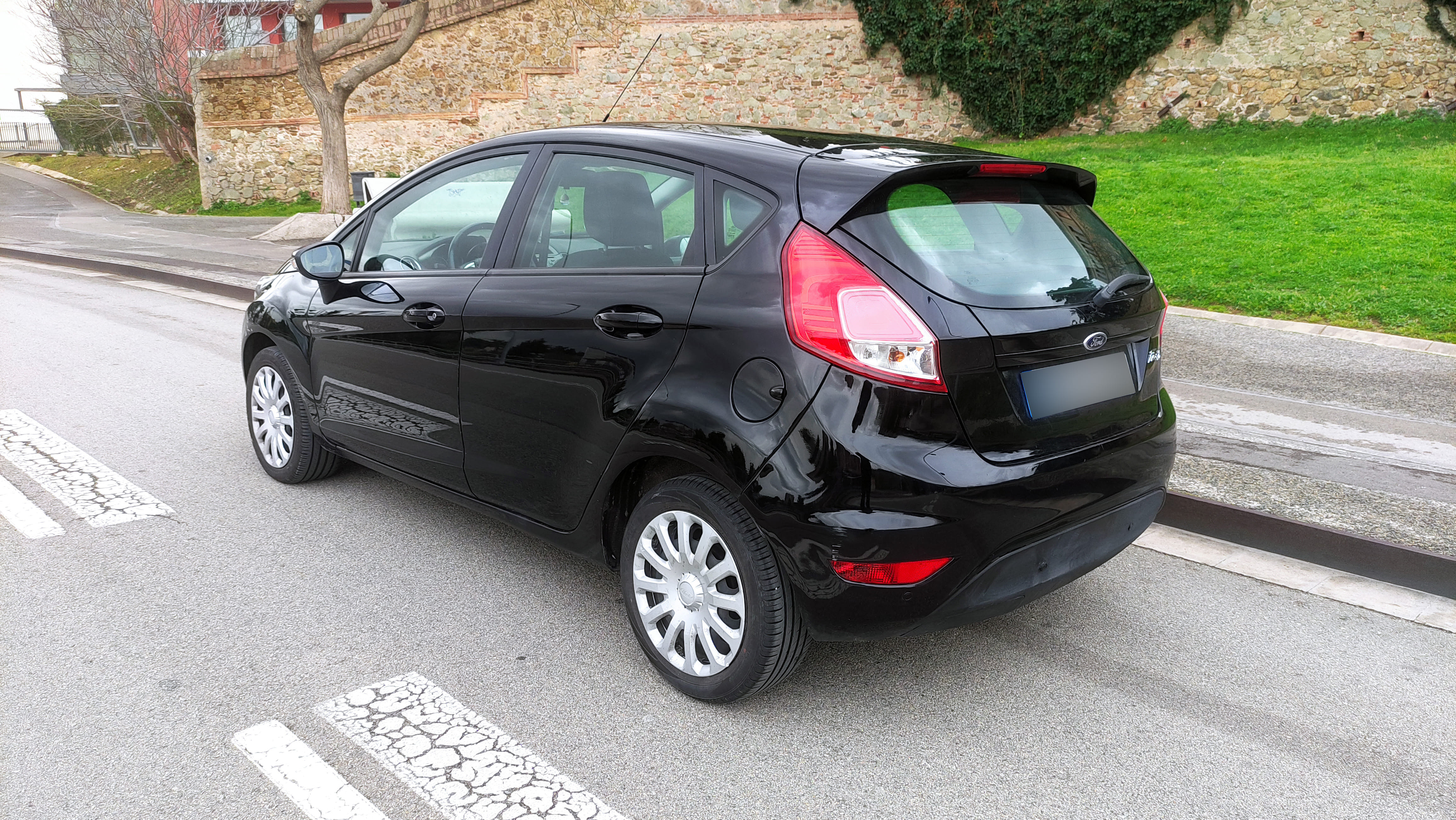 Ford Fiesta Point Black con Audio Bluetooth