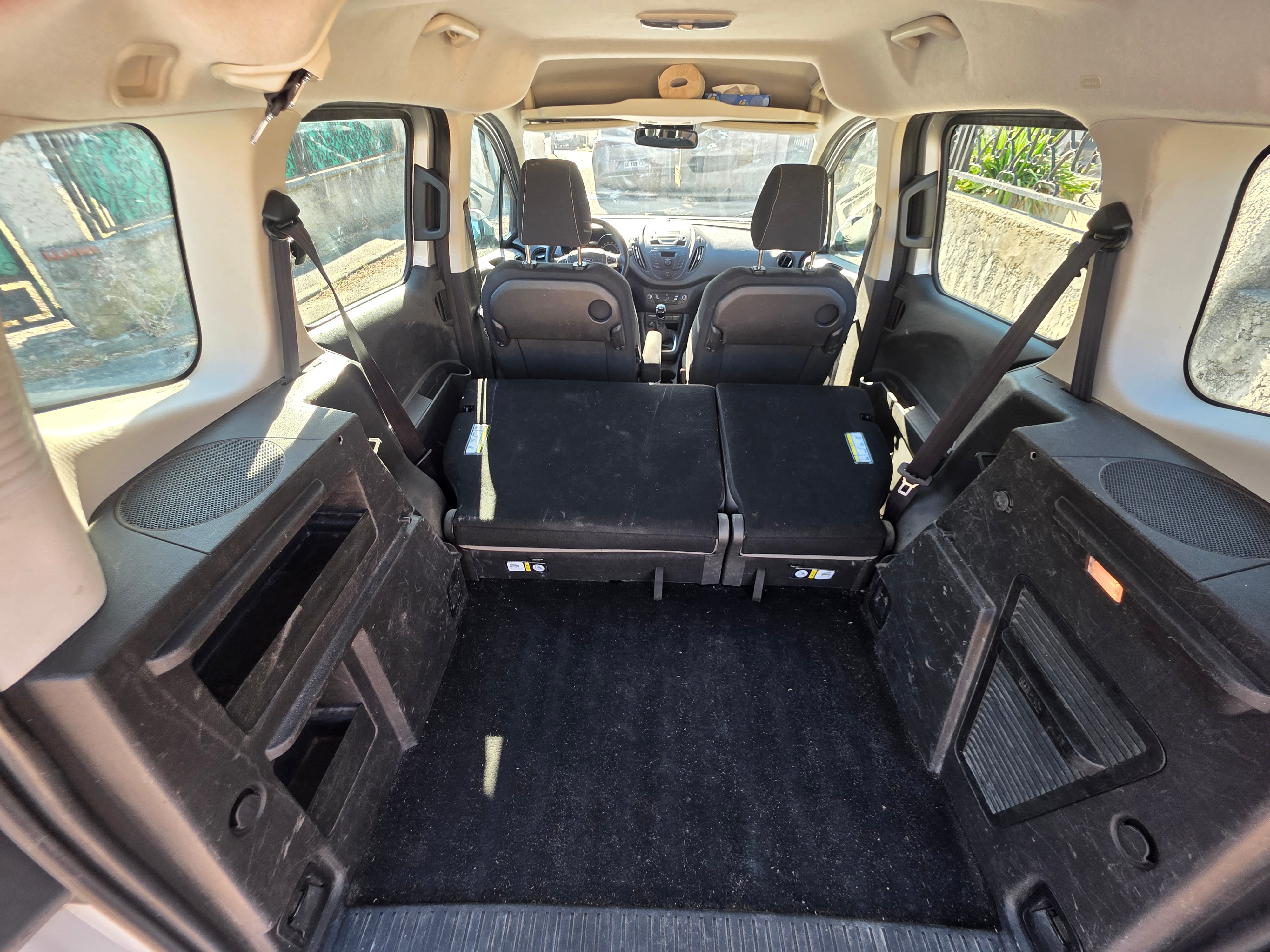 Ford Tourneo Courier 5 places Grand coffre avec Port USB