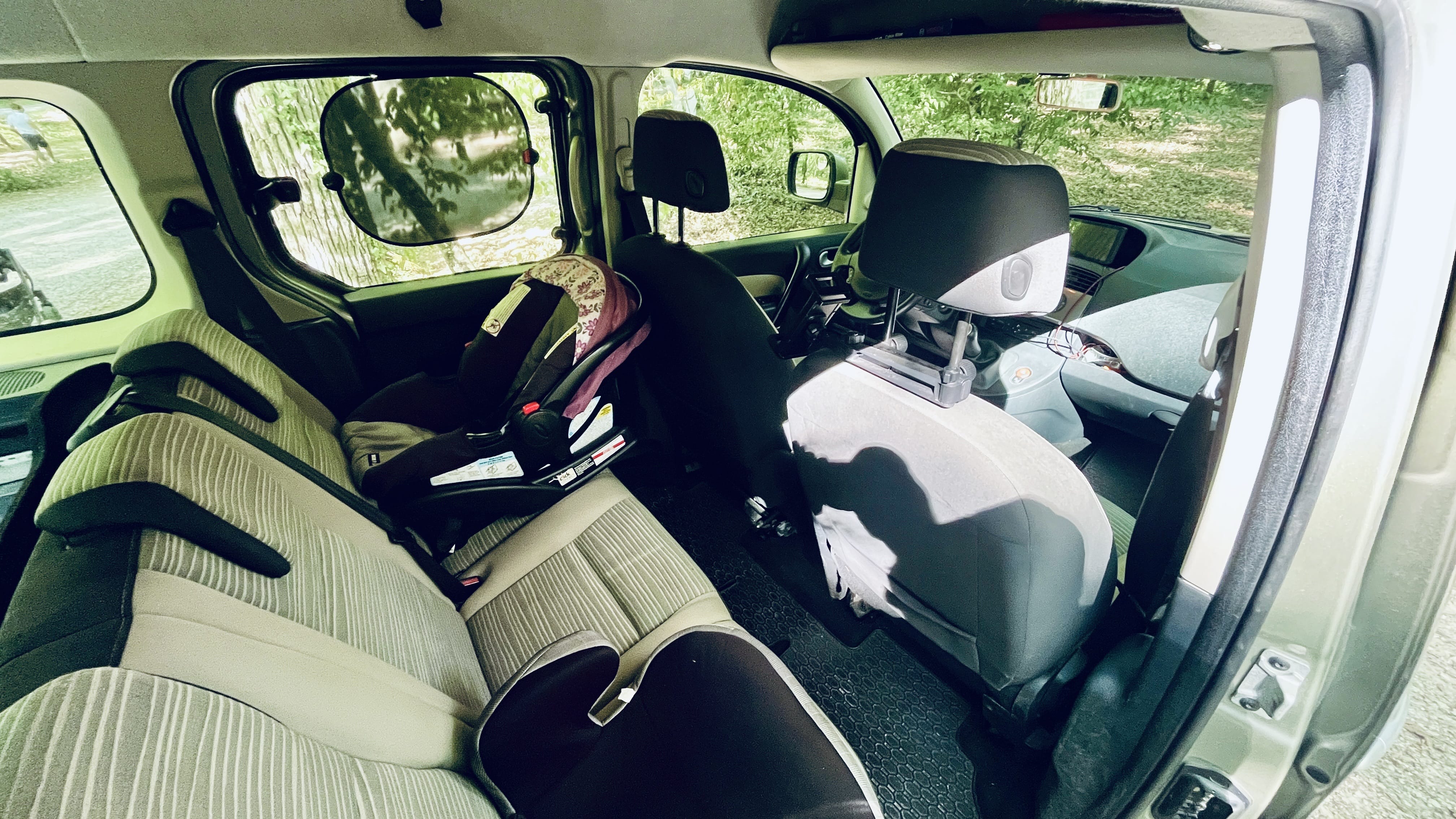 Renault Kangoo 5 places - Très grand coffre avec Siège bébé