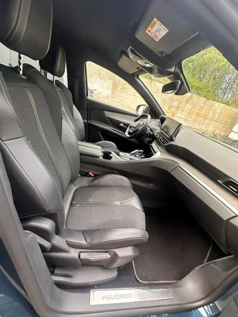 Peugeot 5008 avec GPS