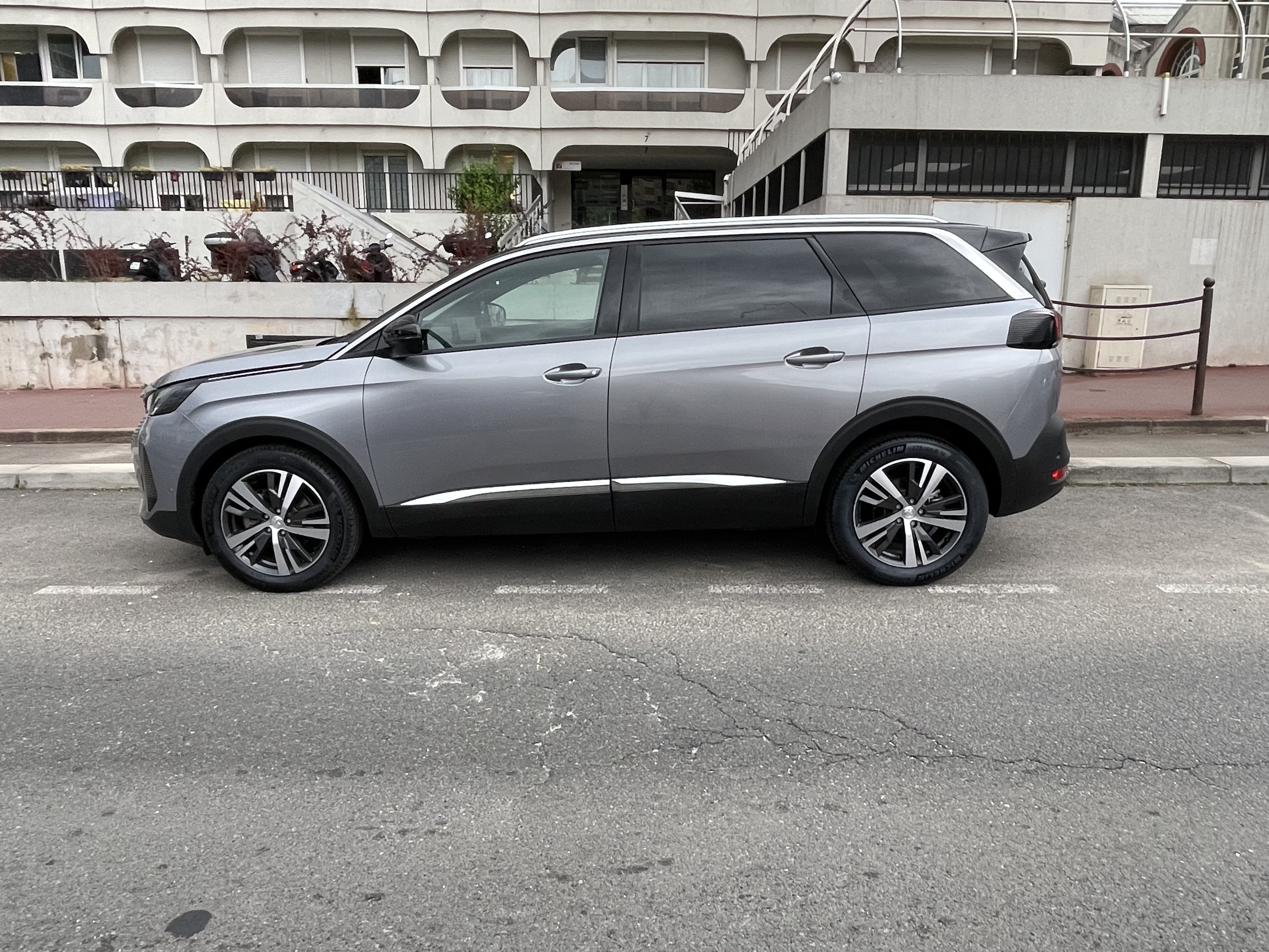 Peugeot 5008 Manuelle - Essence avec Climatisation