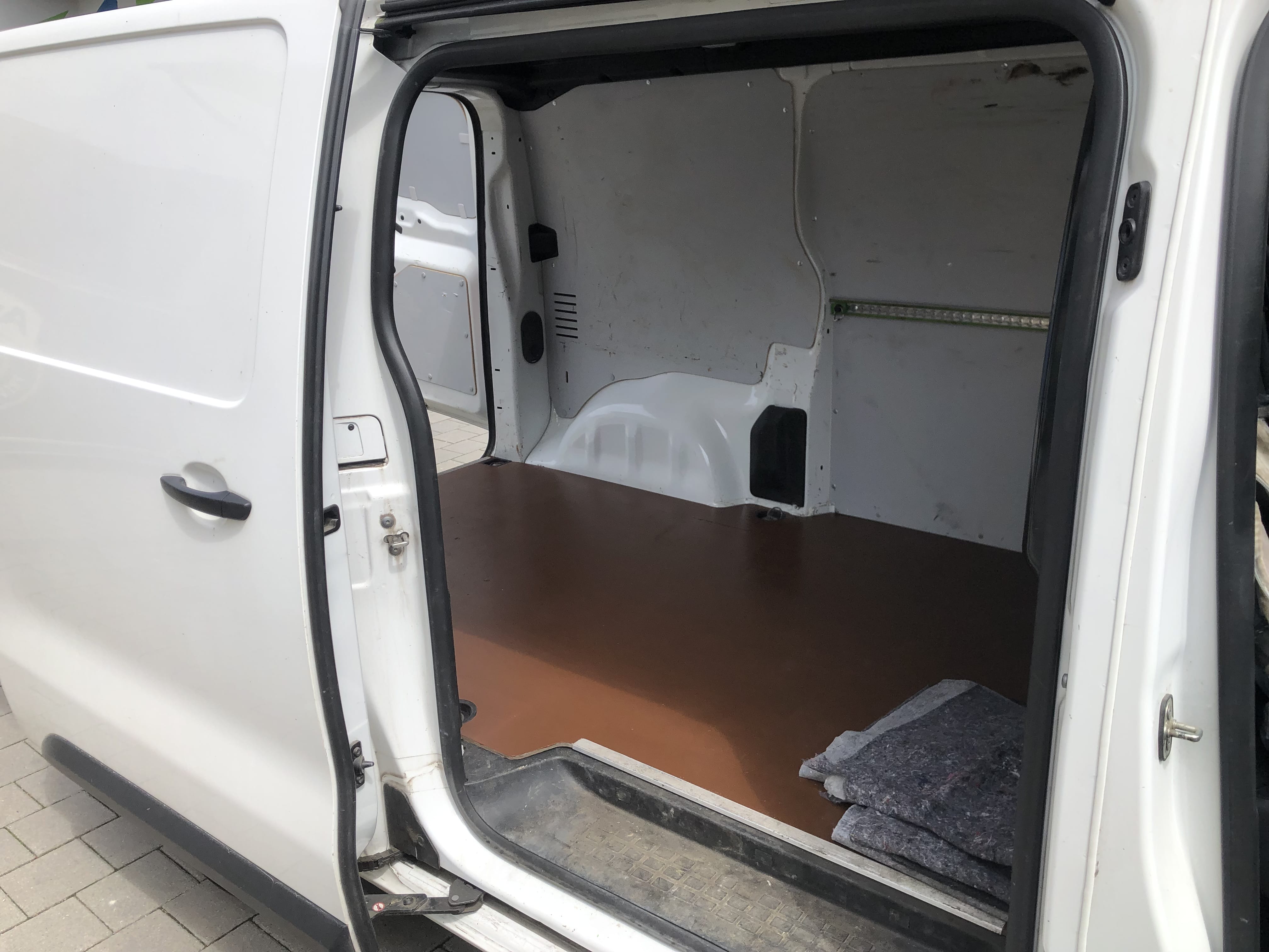 Peugeot Expert Fahrgestellkabine mit Audio-/iPod-Zugang