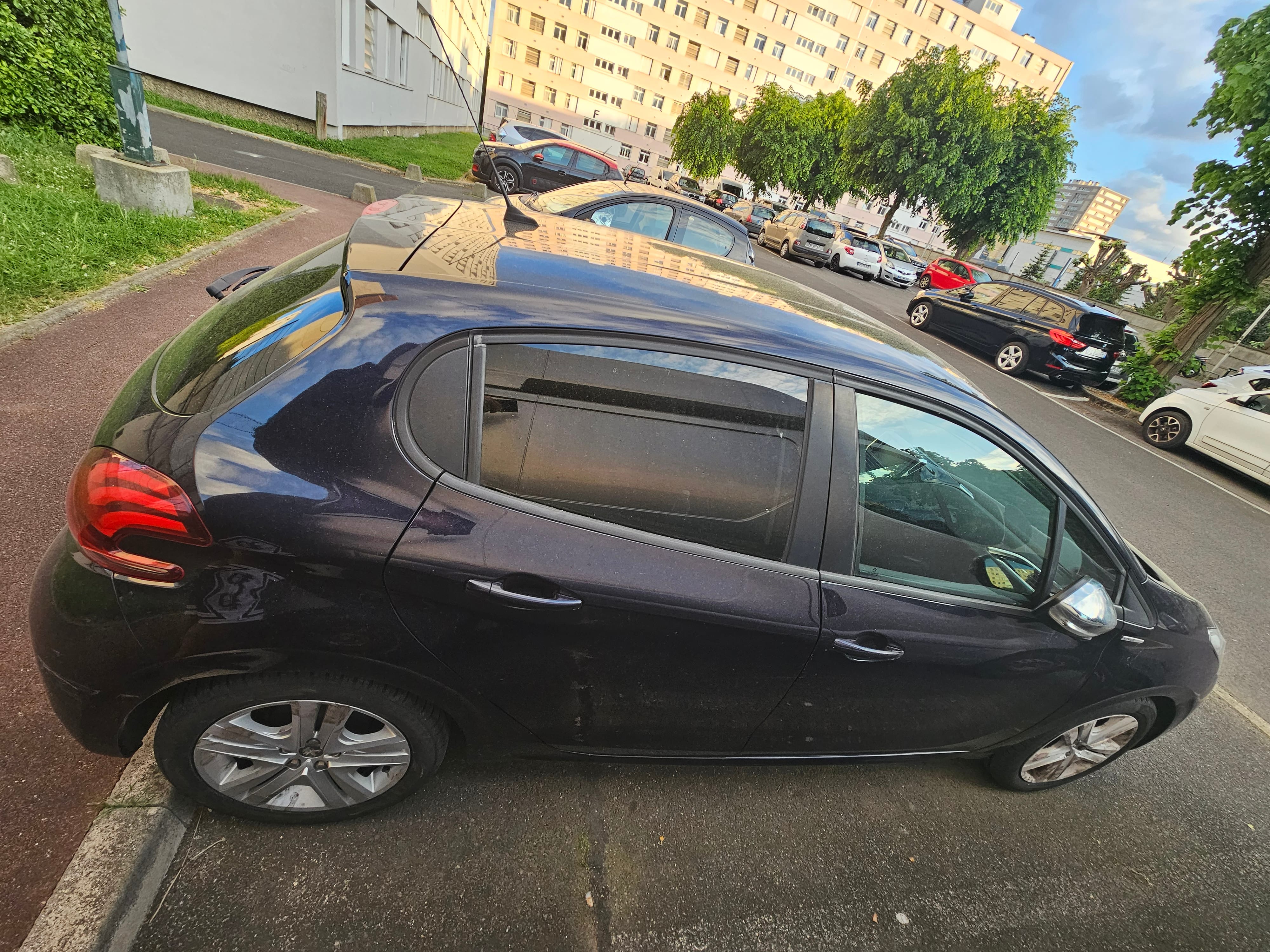 Peugeot 208 1.2 essence avec Apple CarPlay