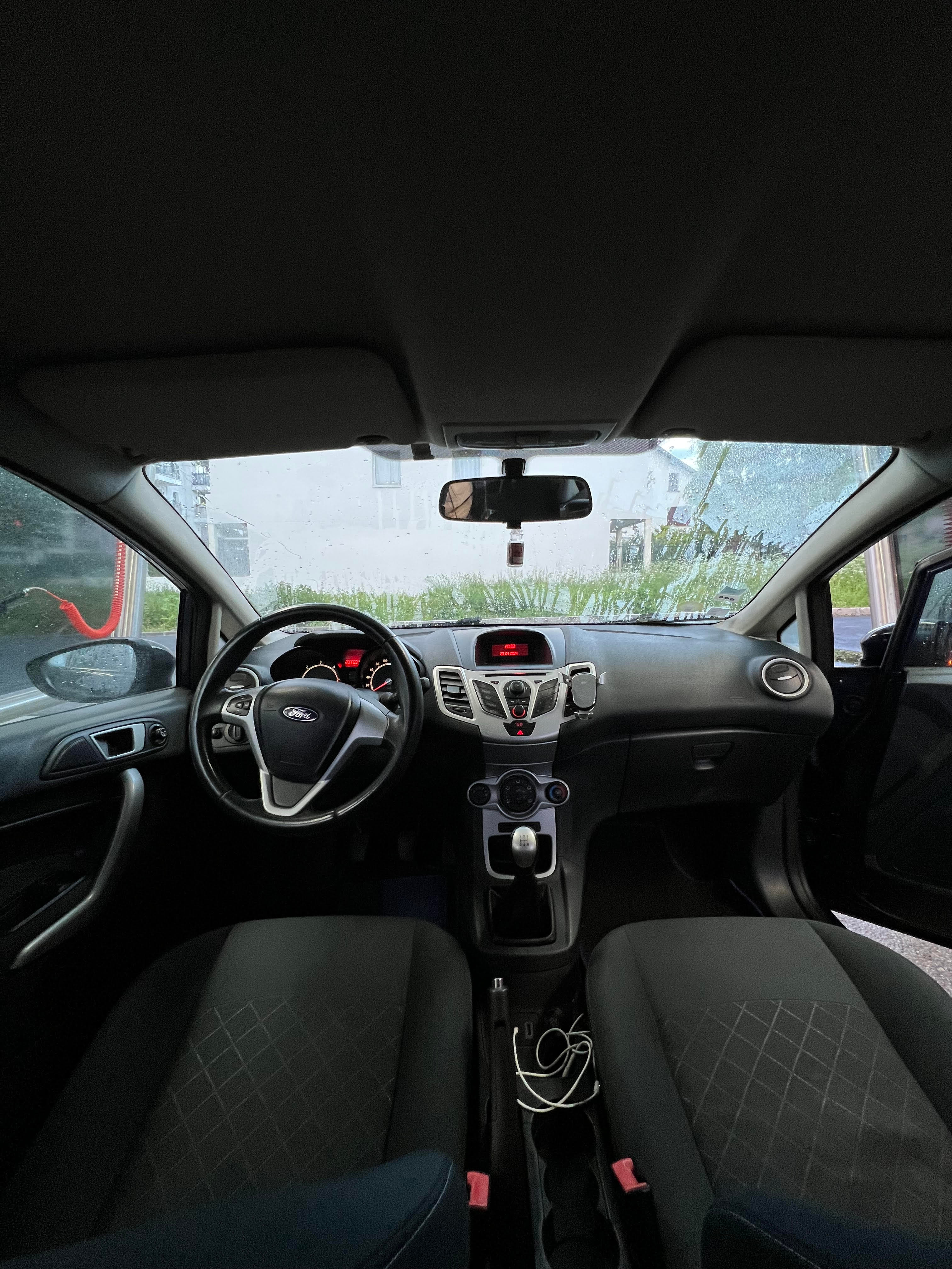Ford Fiesta avec Coffre de toit