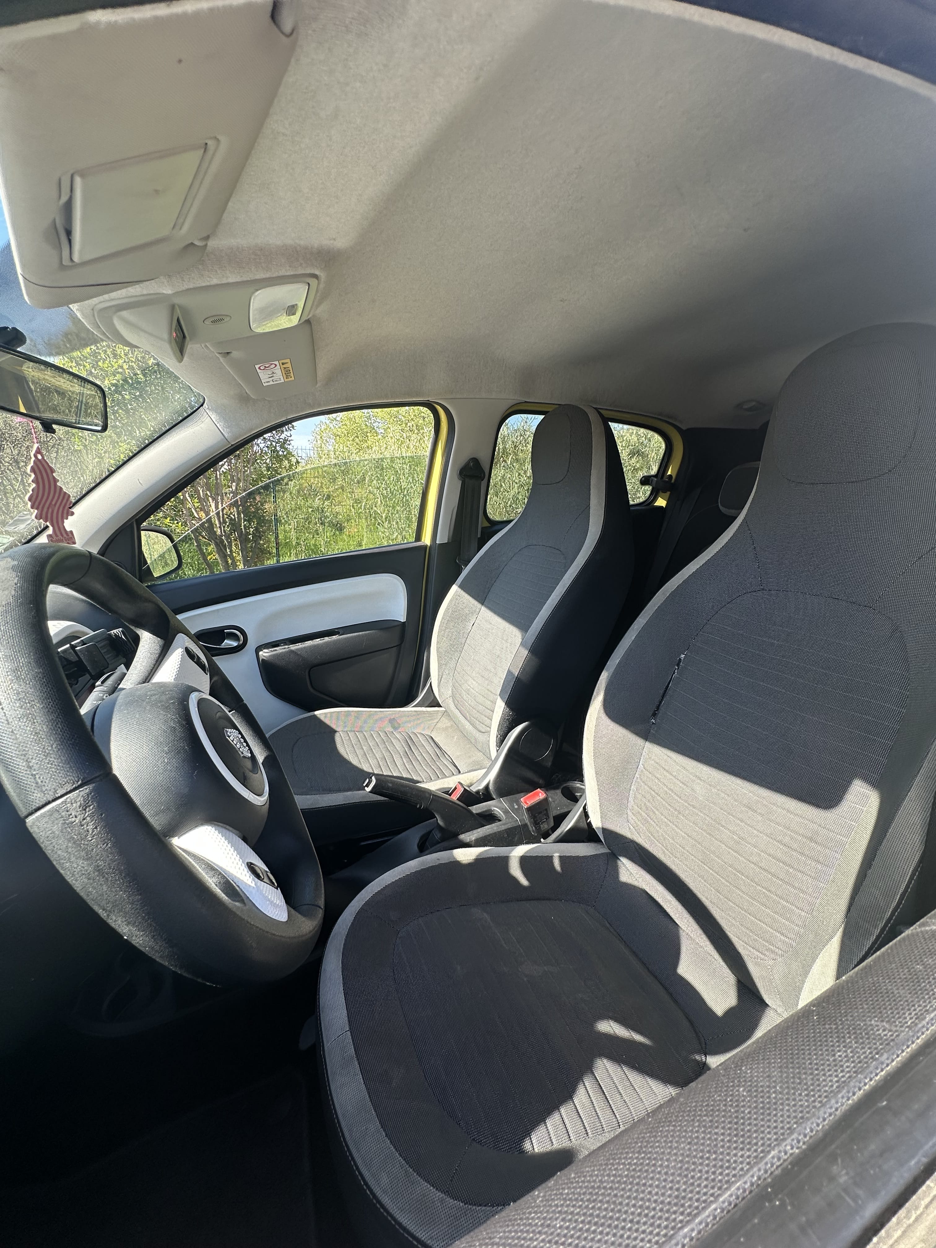 Renault Twingo III with USB charging ports