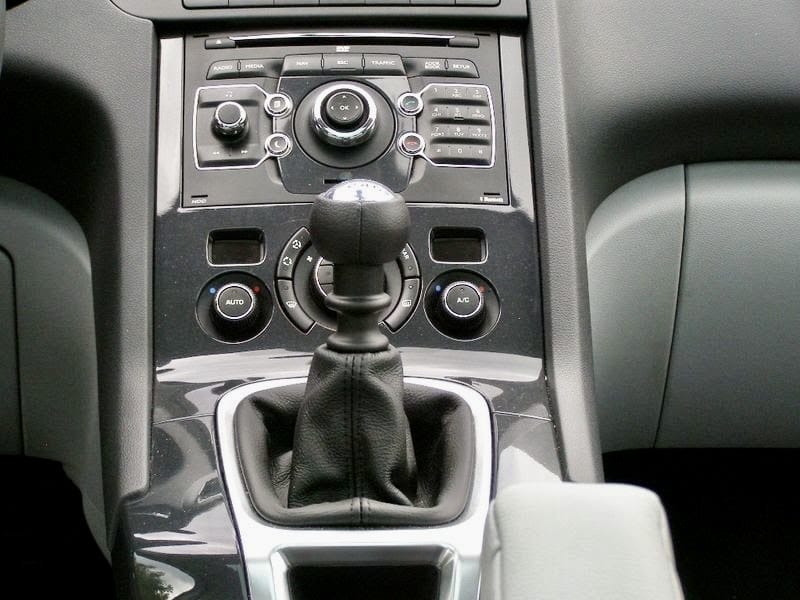 Peugeot 5008 7 places BLANC NACRÉ HDI performant économique CLIM AUTO GPS HIFI USB TOIT PANO avec Régulateur de vitesse