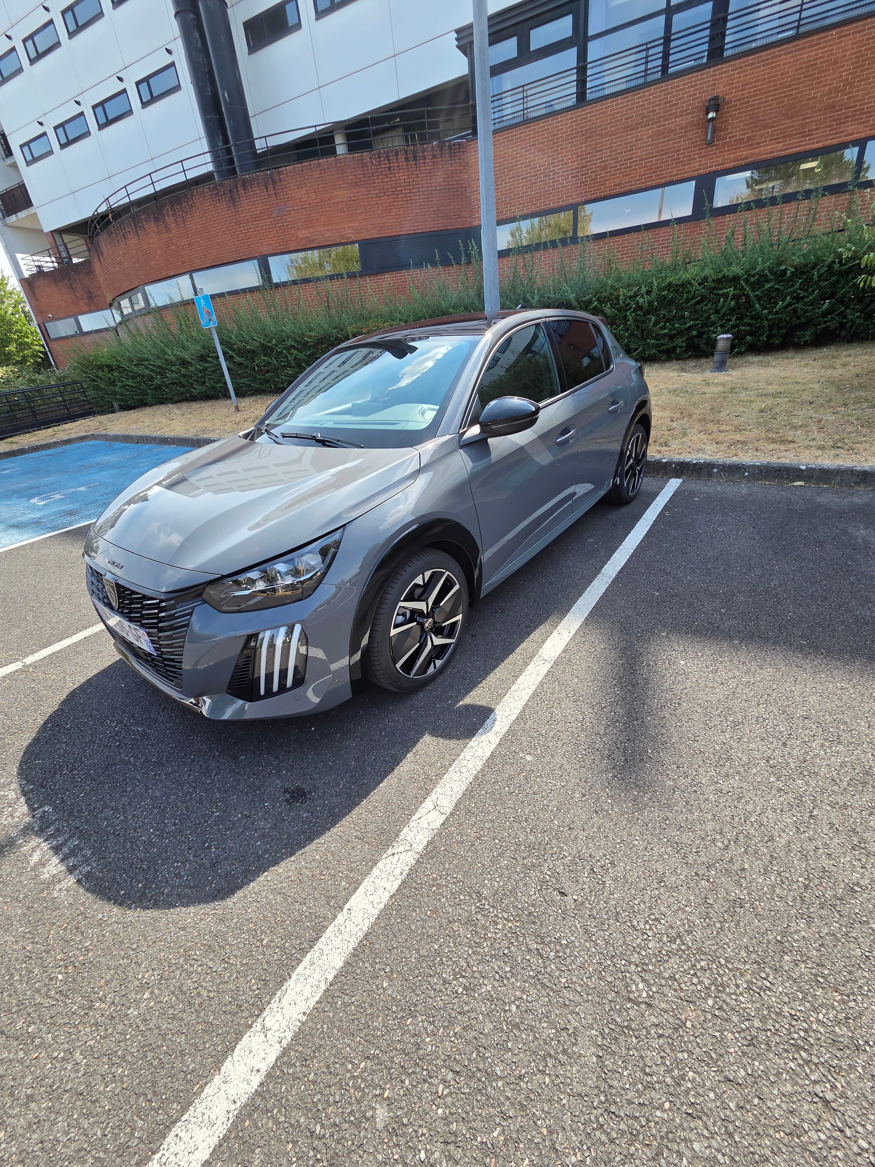 Peugeot 208, 2026, Essence 95 / Électrique (hybride), automatique