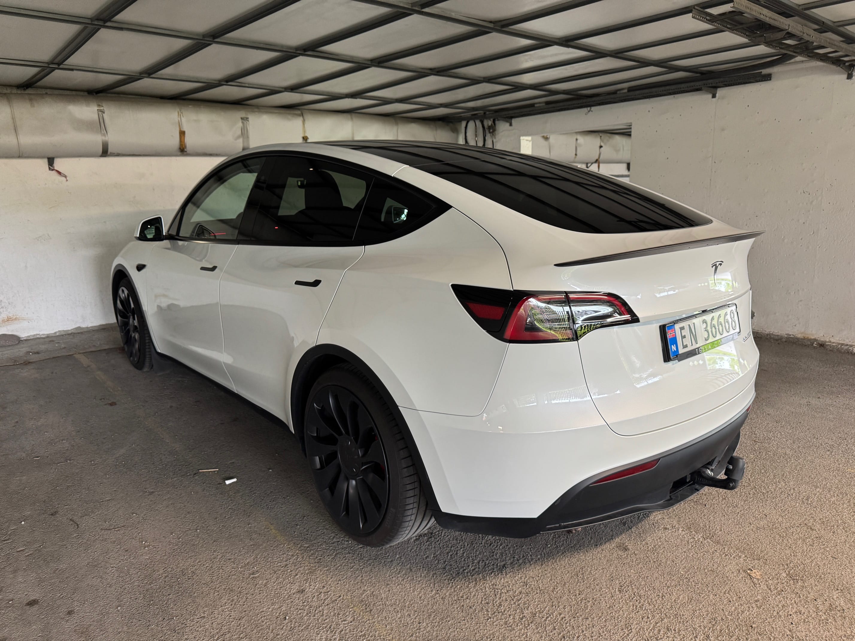 Tesla Model Y Performance Lading inkludert med GPS