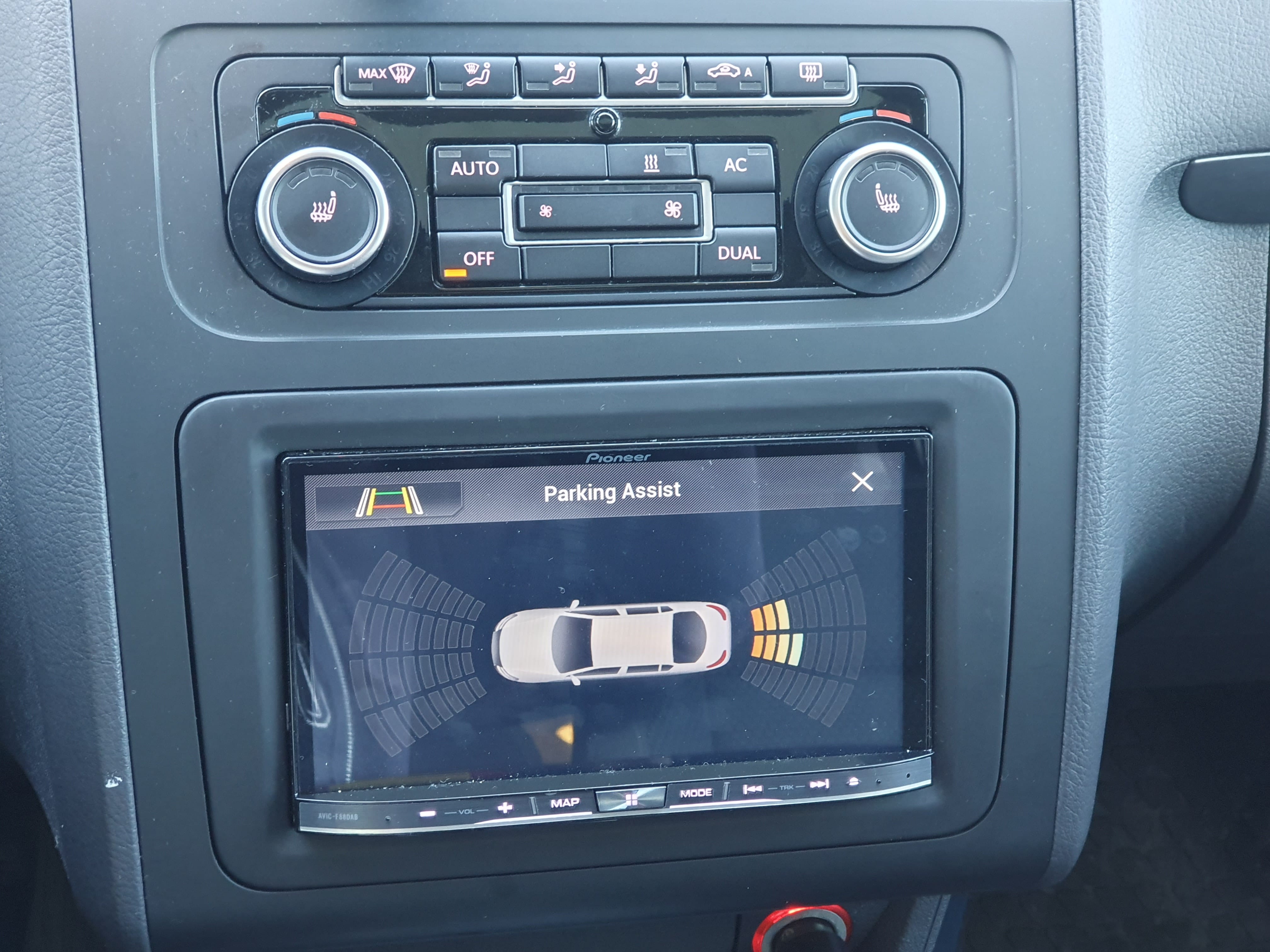 Volkswagen Touran familiebil med Bluetooth audio