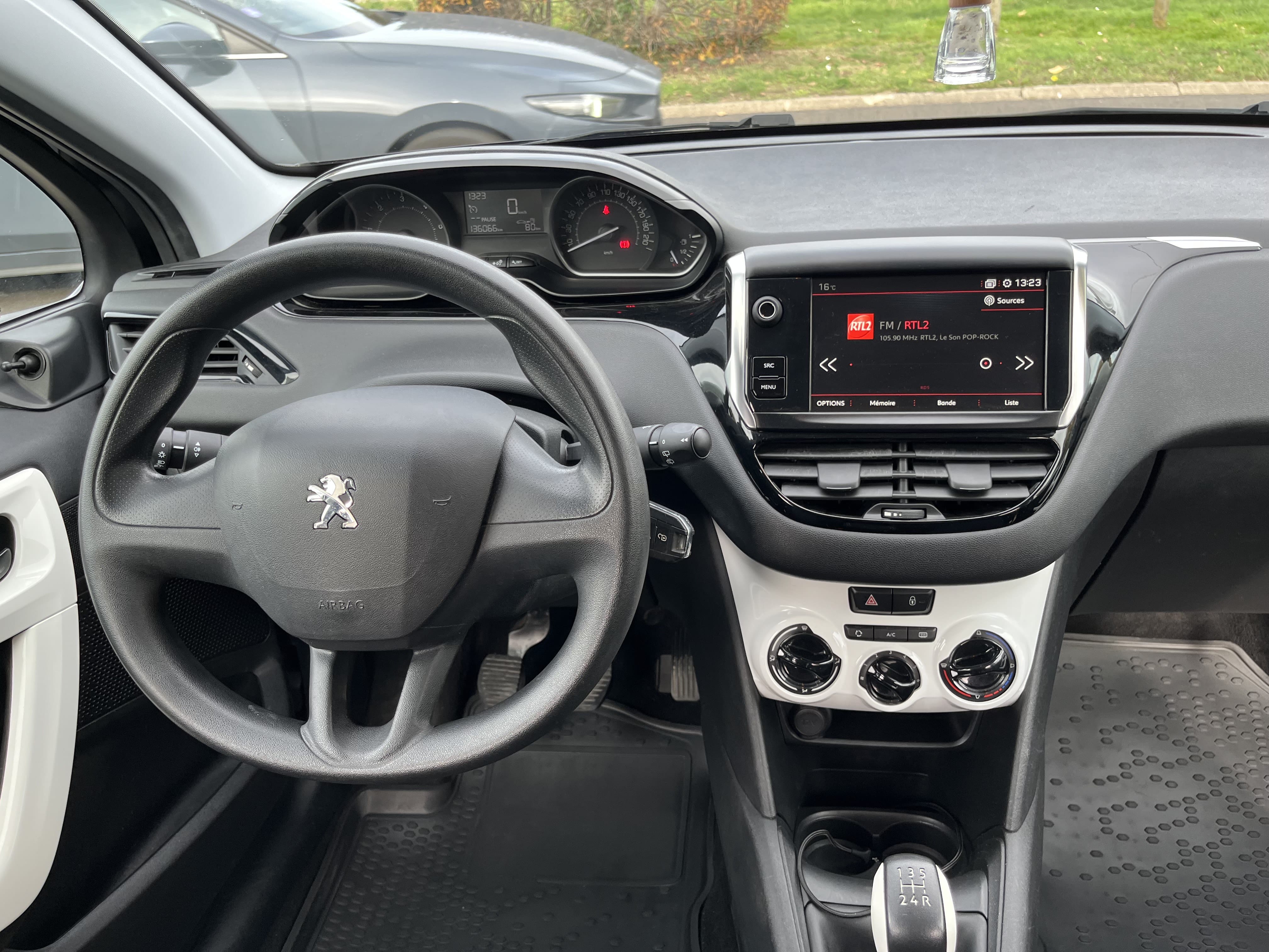 Peugeot 208 1.6 BlueHDI avec Apple CarPlay