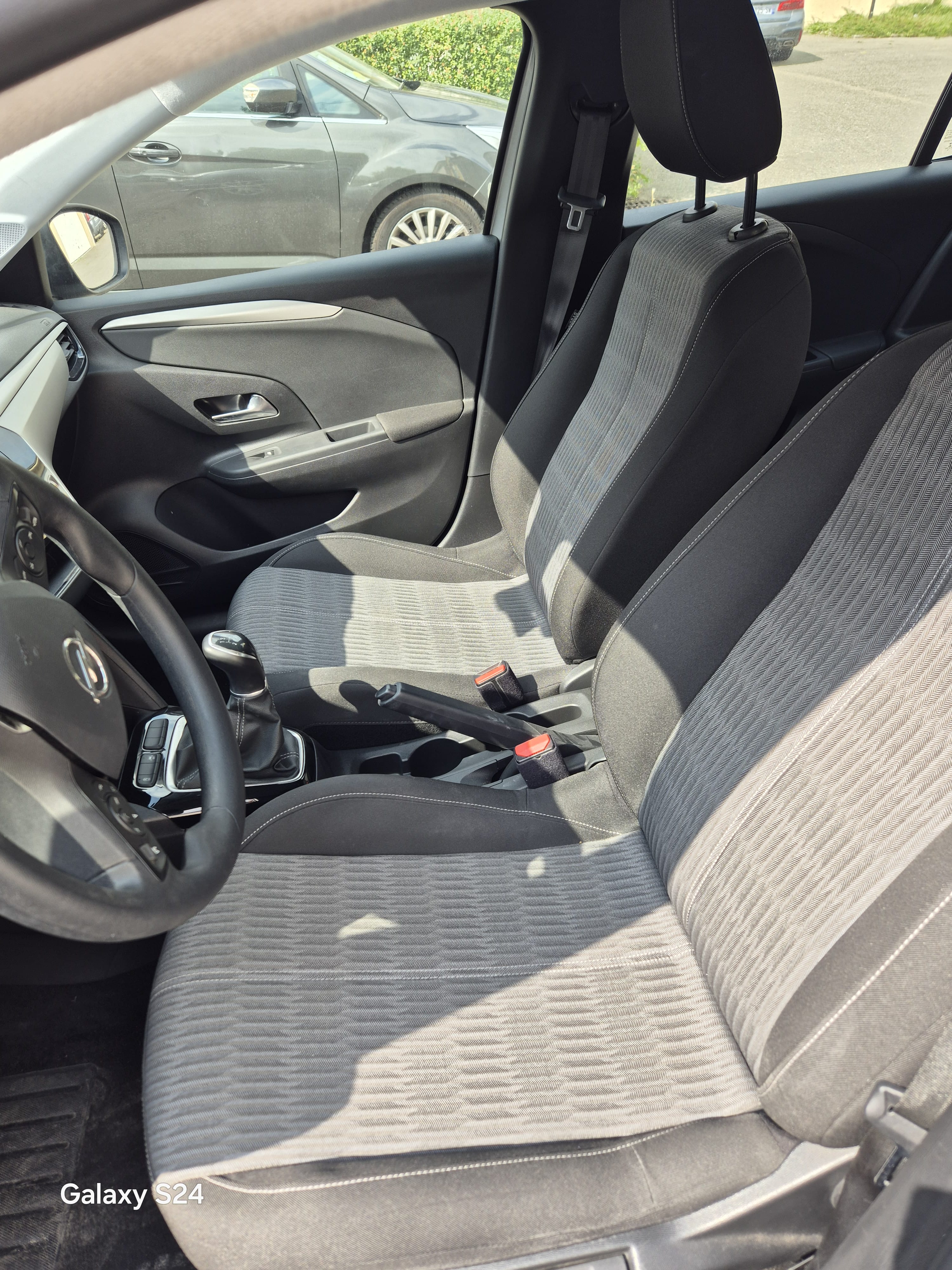 Opel Corsa avec Entrée audio / iPod