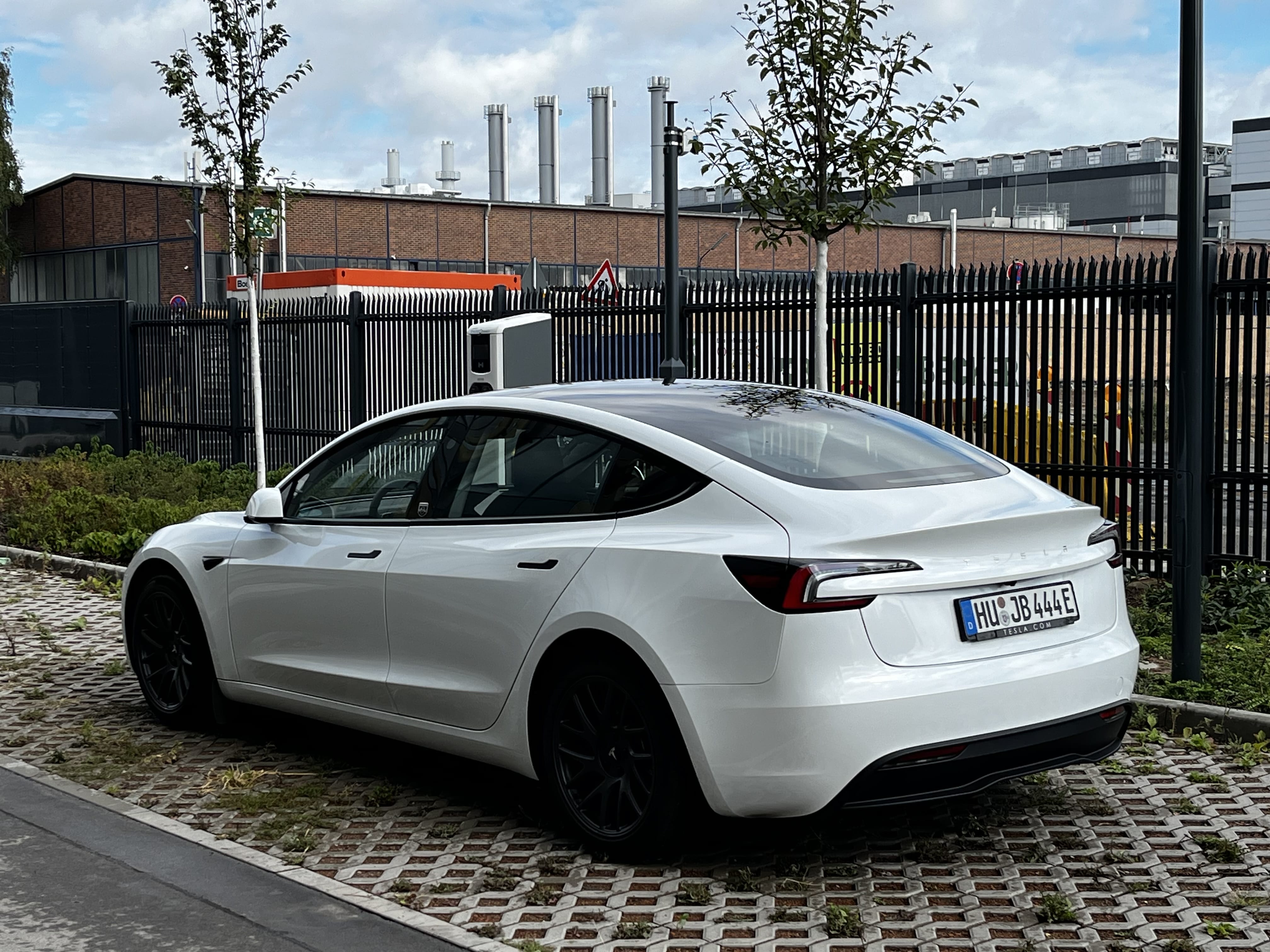 Tesla Model 3 Standard Range Plus mit Kindersitz