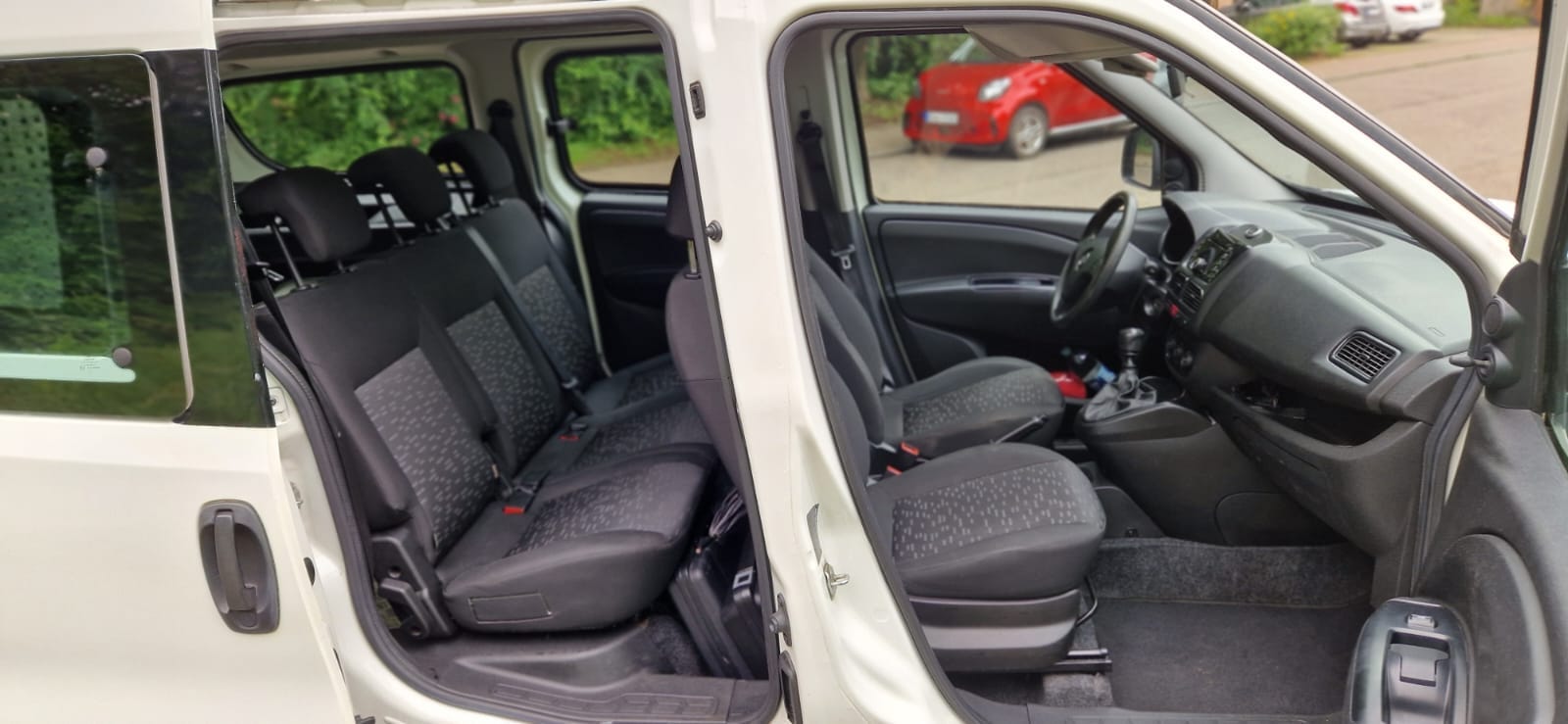 Opel Combo Behindertentransporter Rampe Rollstuhl mit Bluetooth-Audio