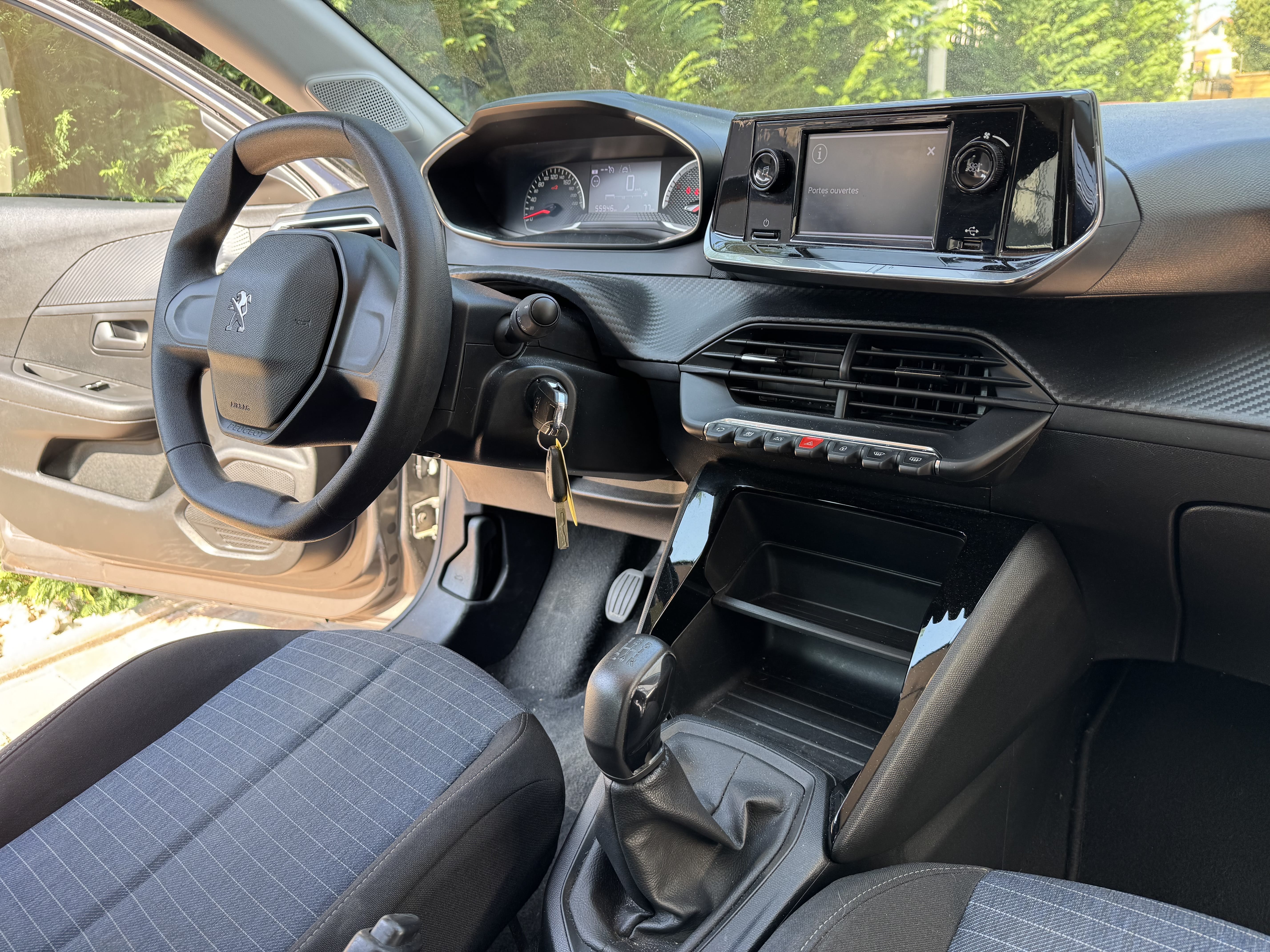 Peugeot 208 essence économique avec Audio Bluetooth