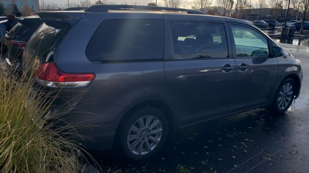 Toyota Sienna LE 7-Passenger with Cruise control