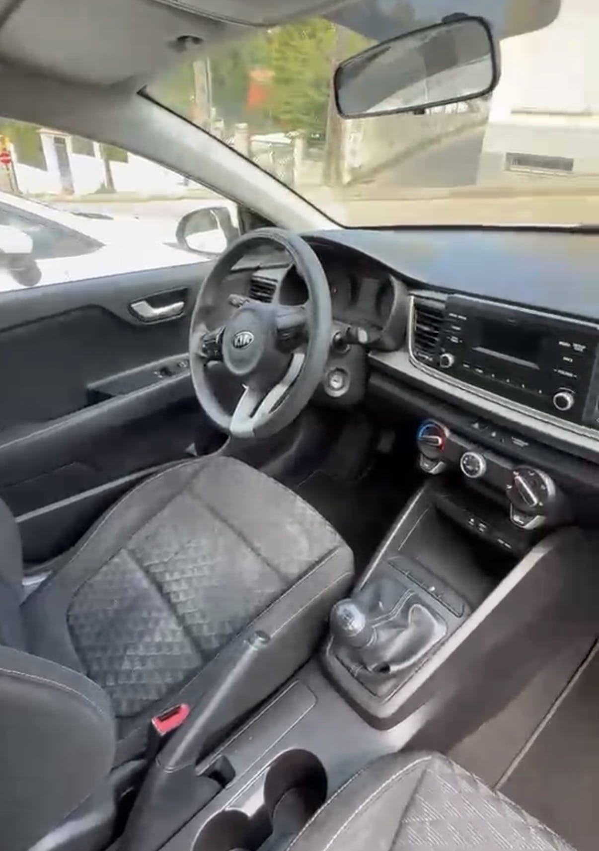 Kia Rio con Puertos de carga USB