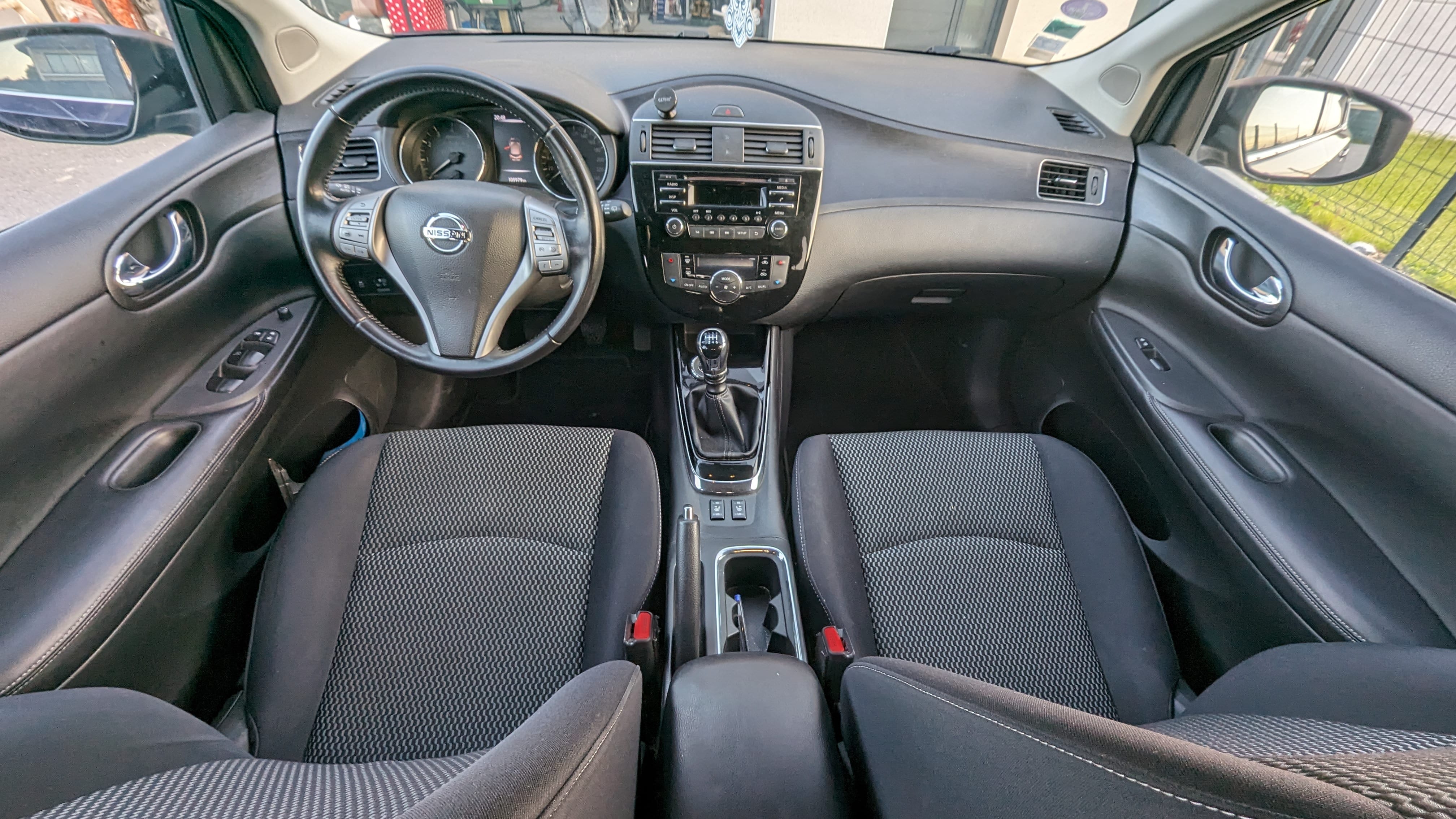 Nissan Pulsar Economique, confortable et bien entretenue, idéale pour week-ends, déménagements ou autres avec Pneus neige