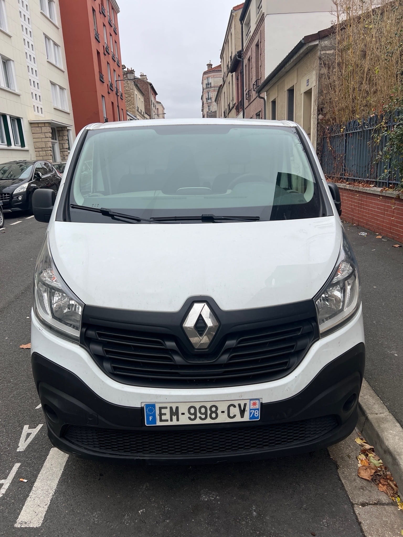 Renault Trafic - Stationnement Gratuit - EM998 avec Climatisation