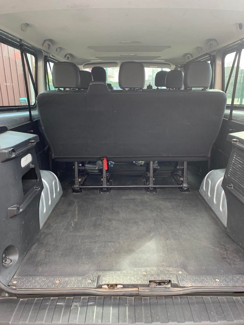 Opel Vivaro Combi avec Entrée audio / iPod